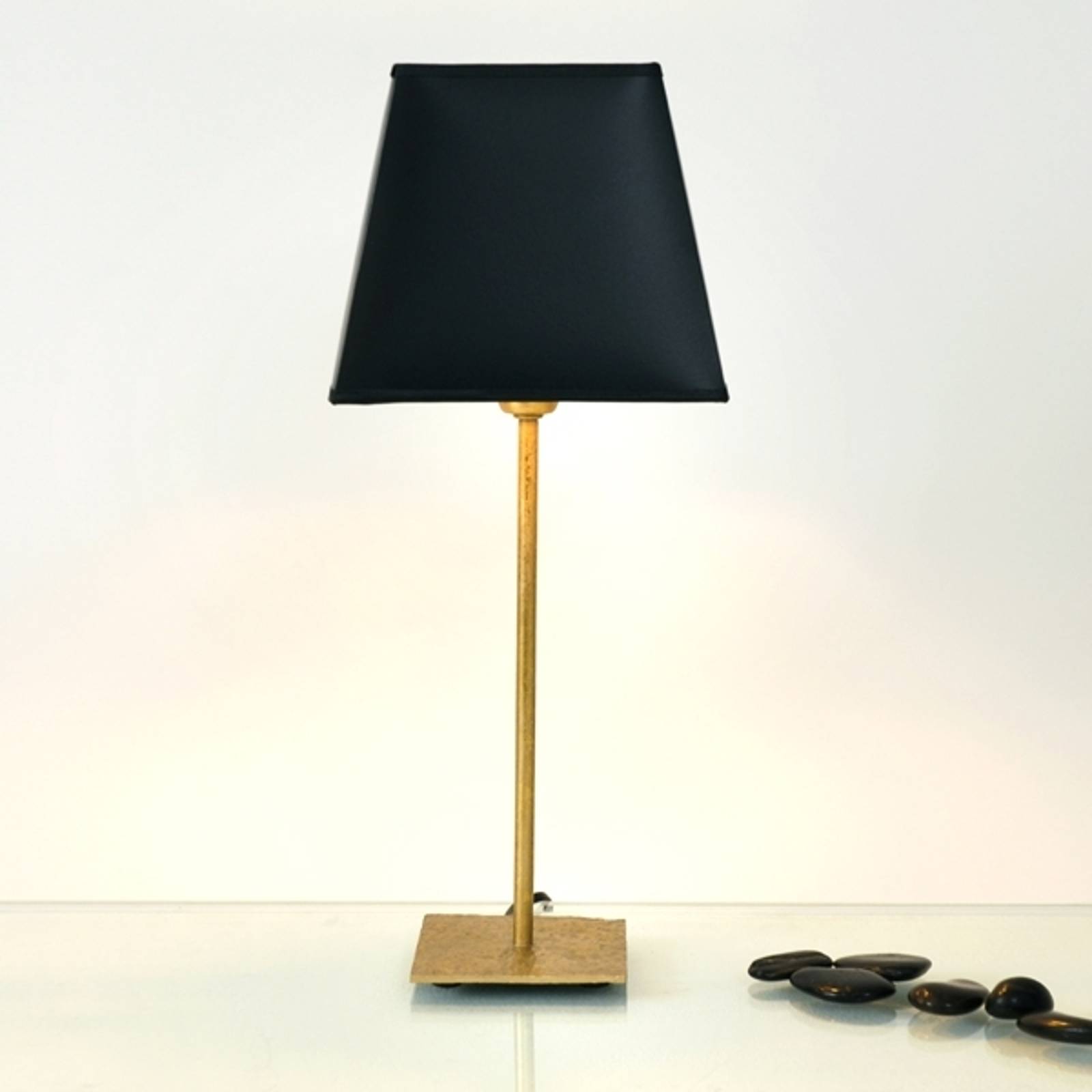 Klassisk bordslampa Mattia med kantig skärm