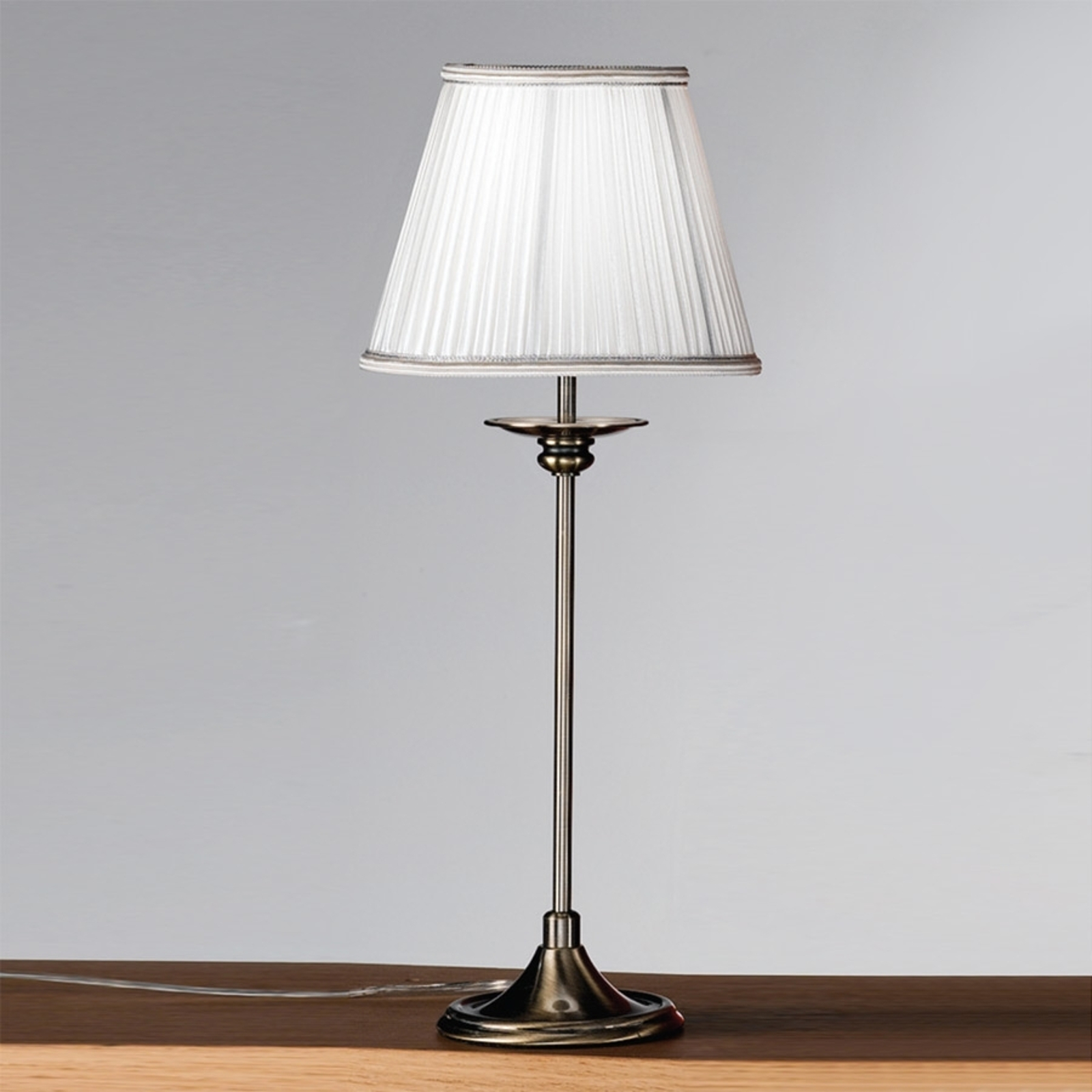 Klassisk bordslampa Ellen med plisséskärm