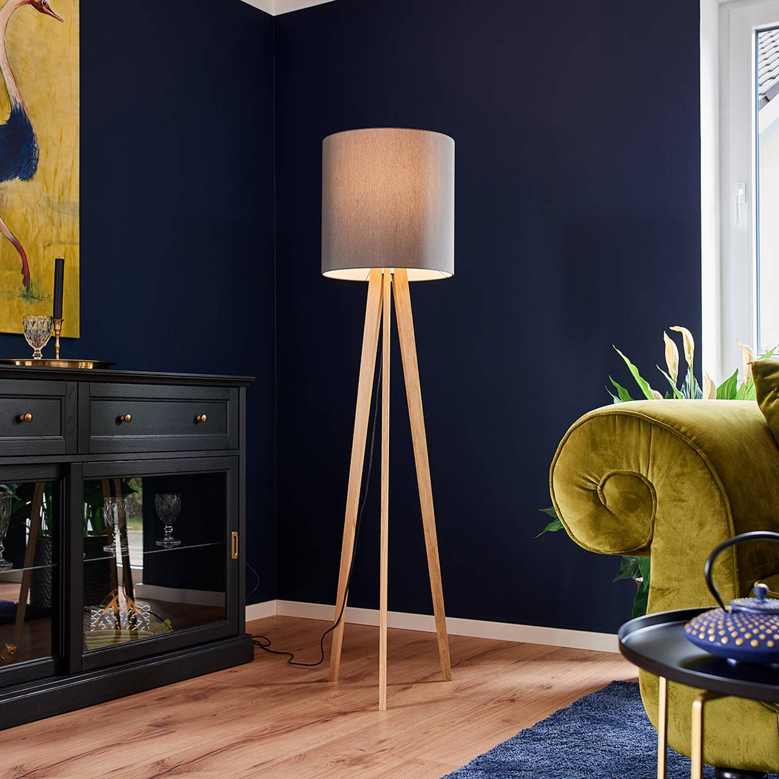Textil-golvlampa Nida med trästomme, grafitgrå