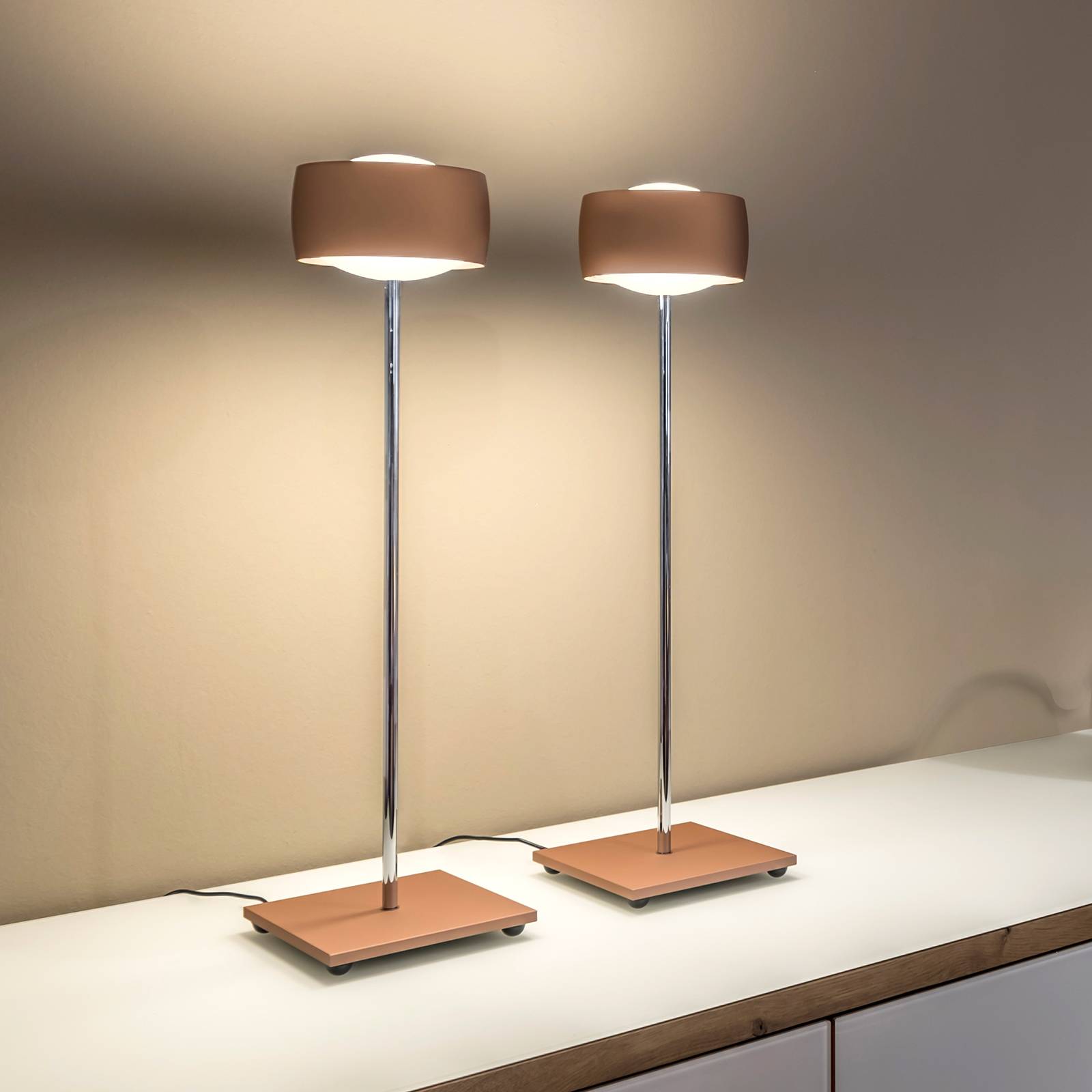 Med gestigenkänning – LED-bordslampa Grace koppar