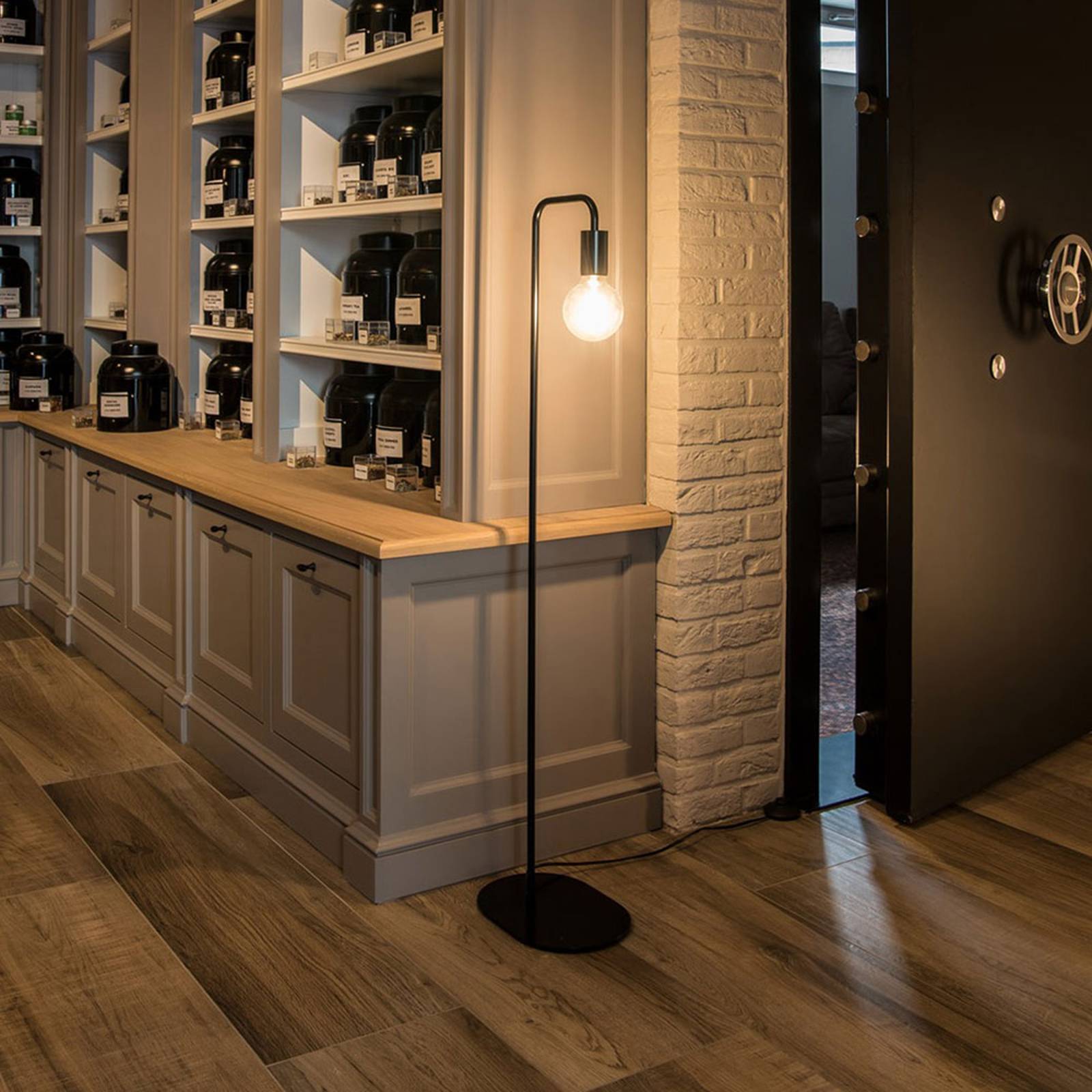 SLV Fitu golvlampa av metall, svart