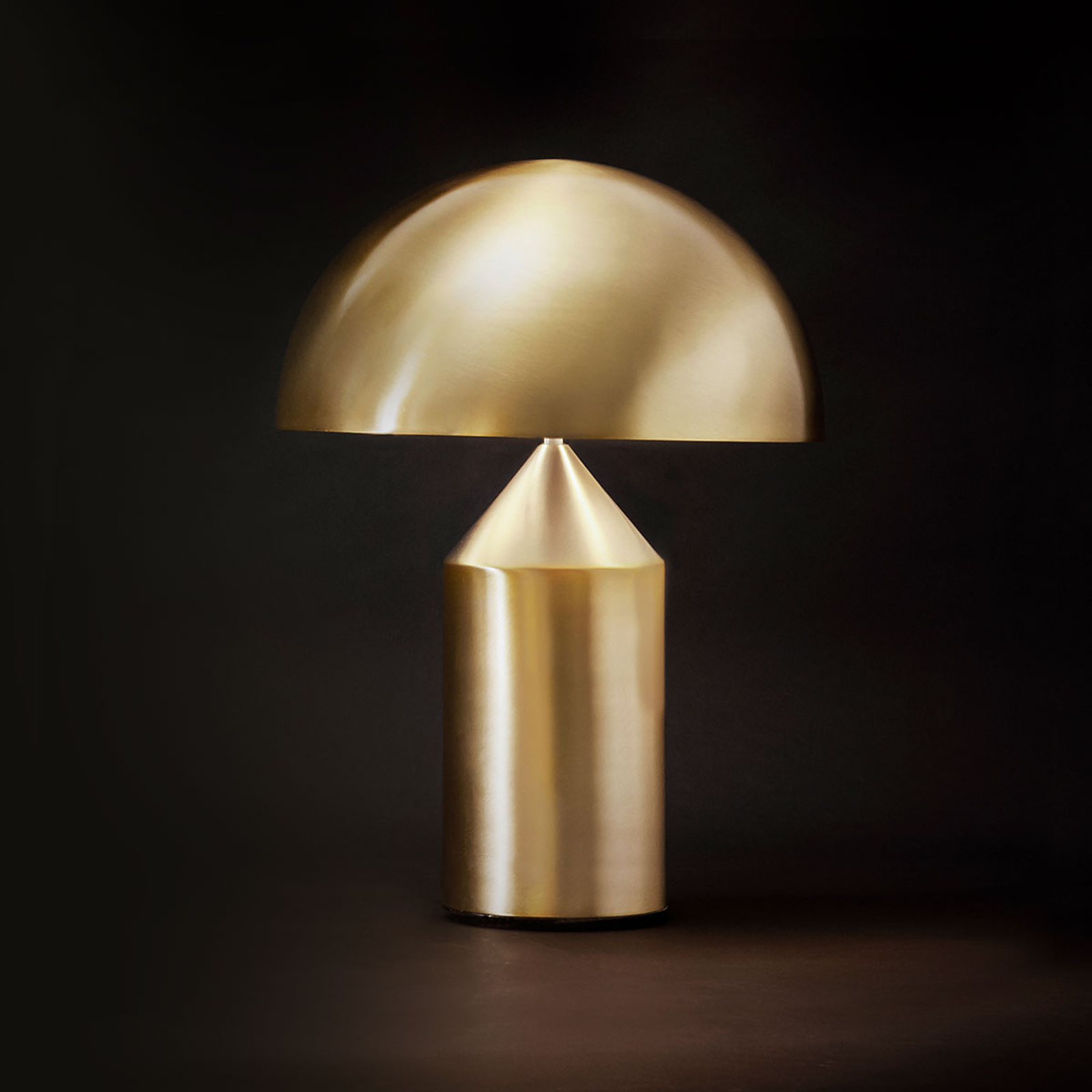 Oluce Atollo bordslampa, dimbar, Ø 38 cm, guld