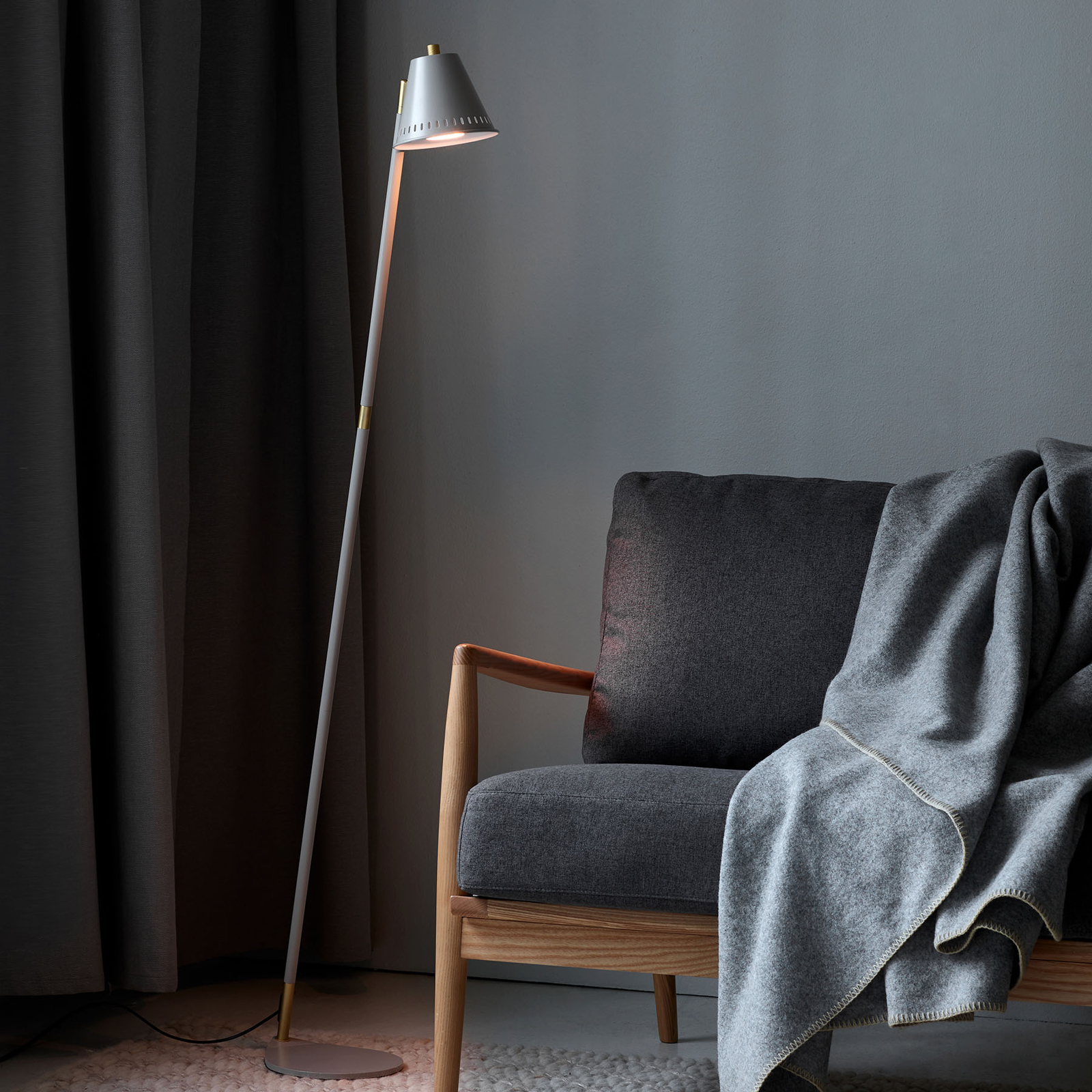 Golvlampa Pine, grå