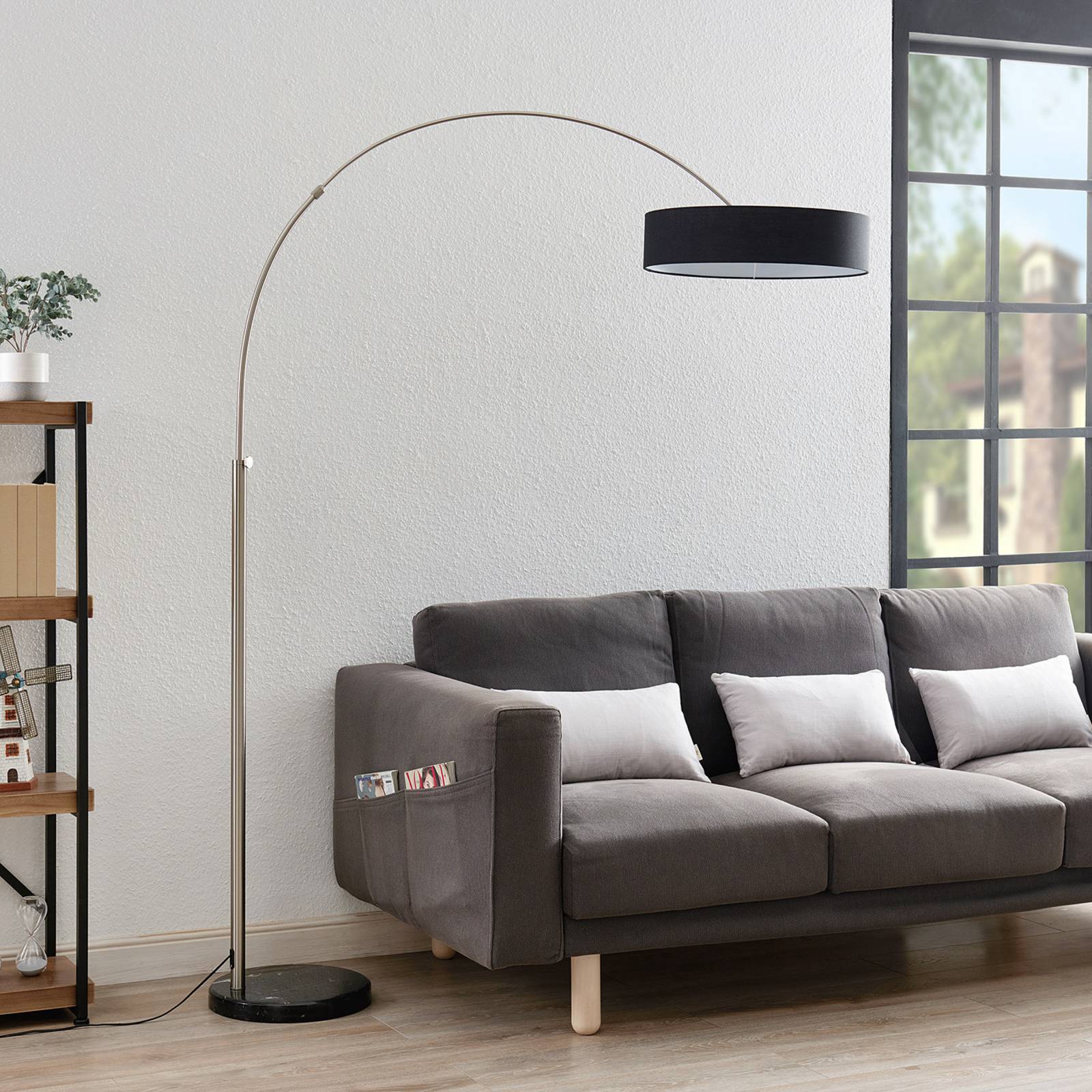 Textilgolvlampa Shing med svart skärm