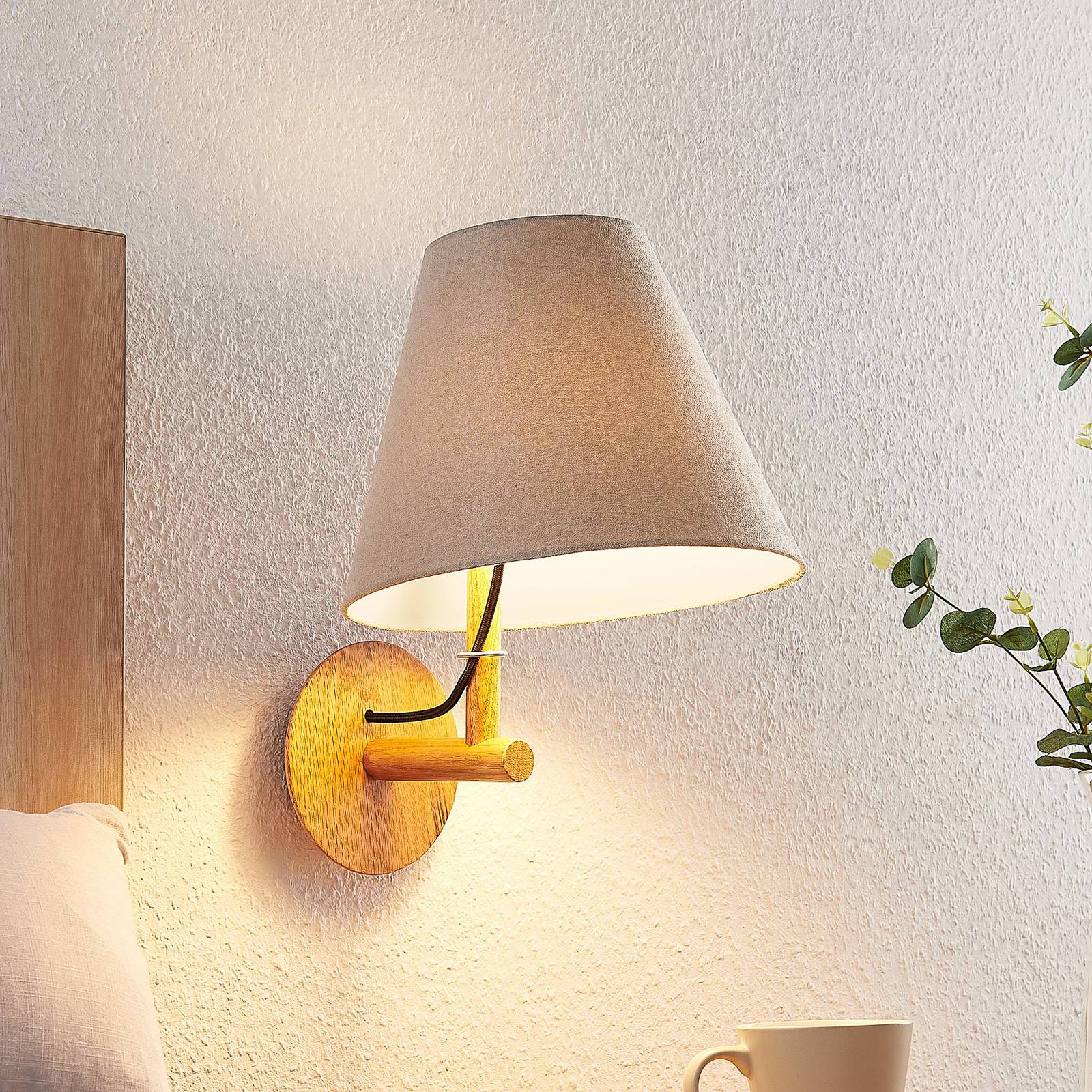 Lucande Jinda vägglampa, trästomme, grå sammets