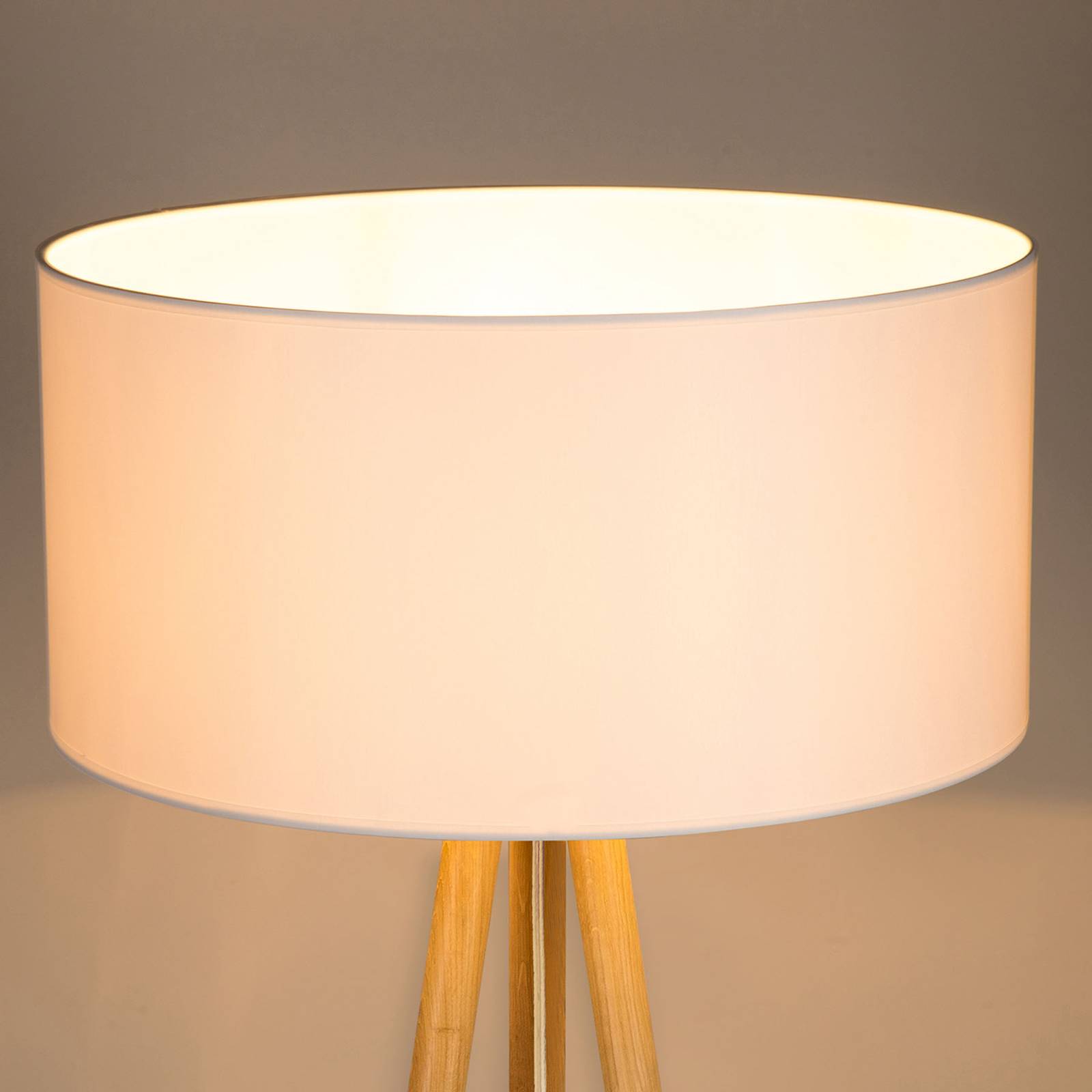 Golvlampa Corralee trebent trä, tygskärm vit