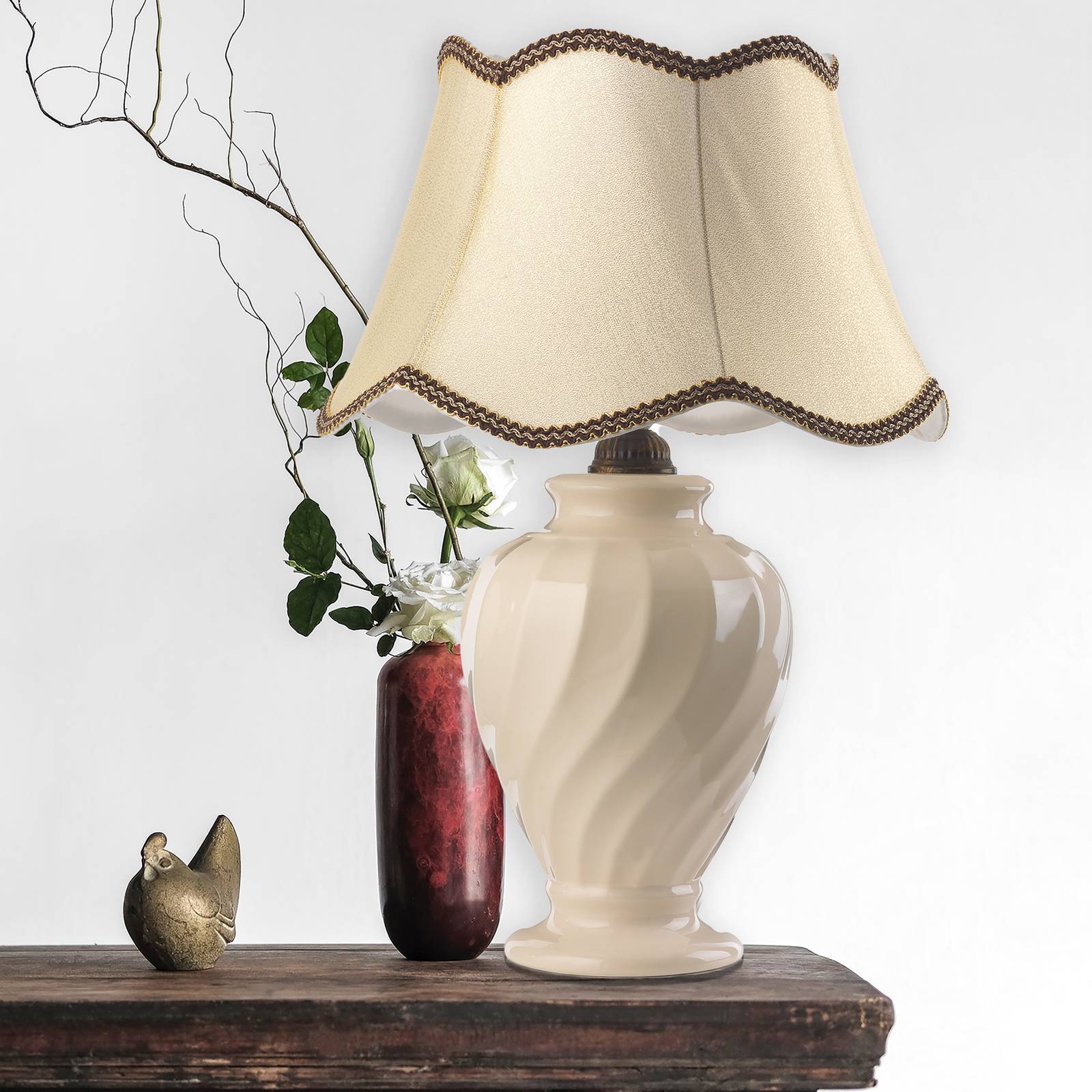 Bordslampa Vortice, keramik, beige/mässing bård