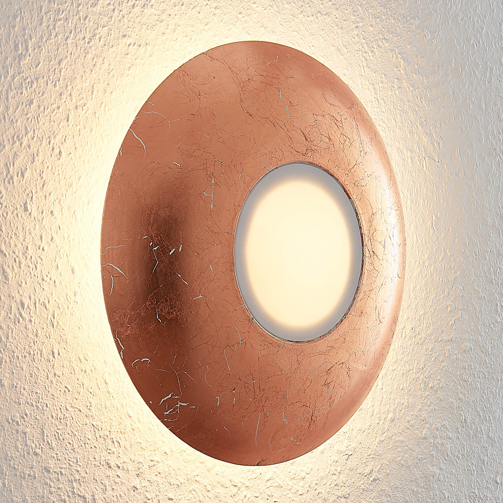 Lindby Illuma LED-vägglampa, mjölkglas, koppar