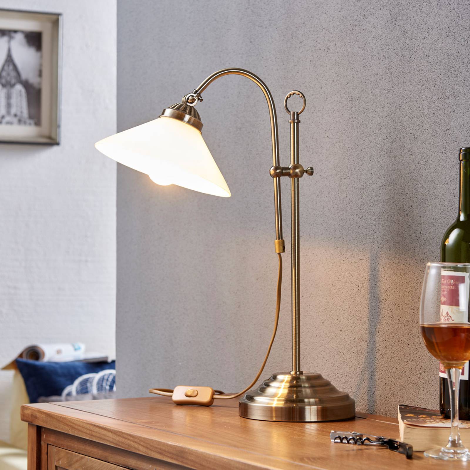 Klassisk bordslampa Otis i antikmässing
