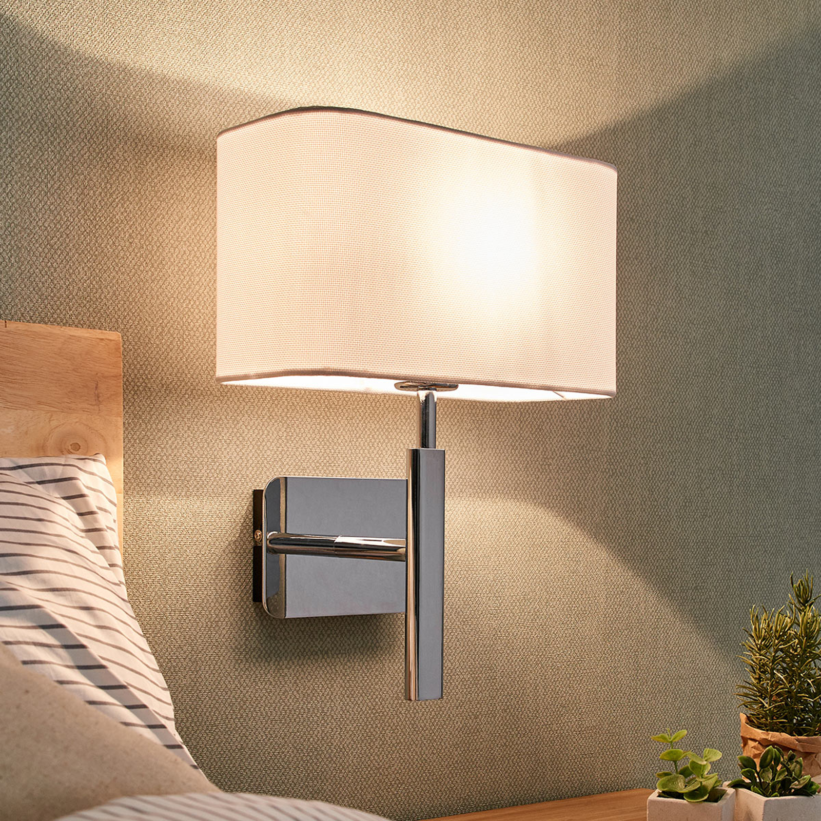 Vägglampa Jettka med textilskärm och strömbrytare