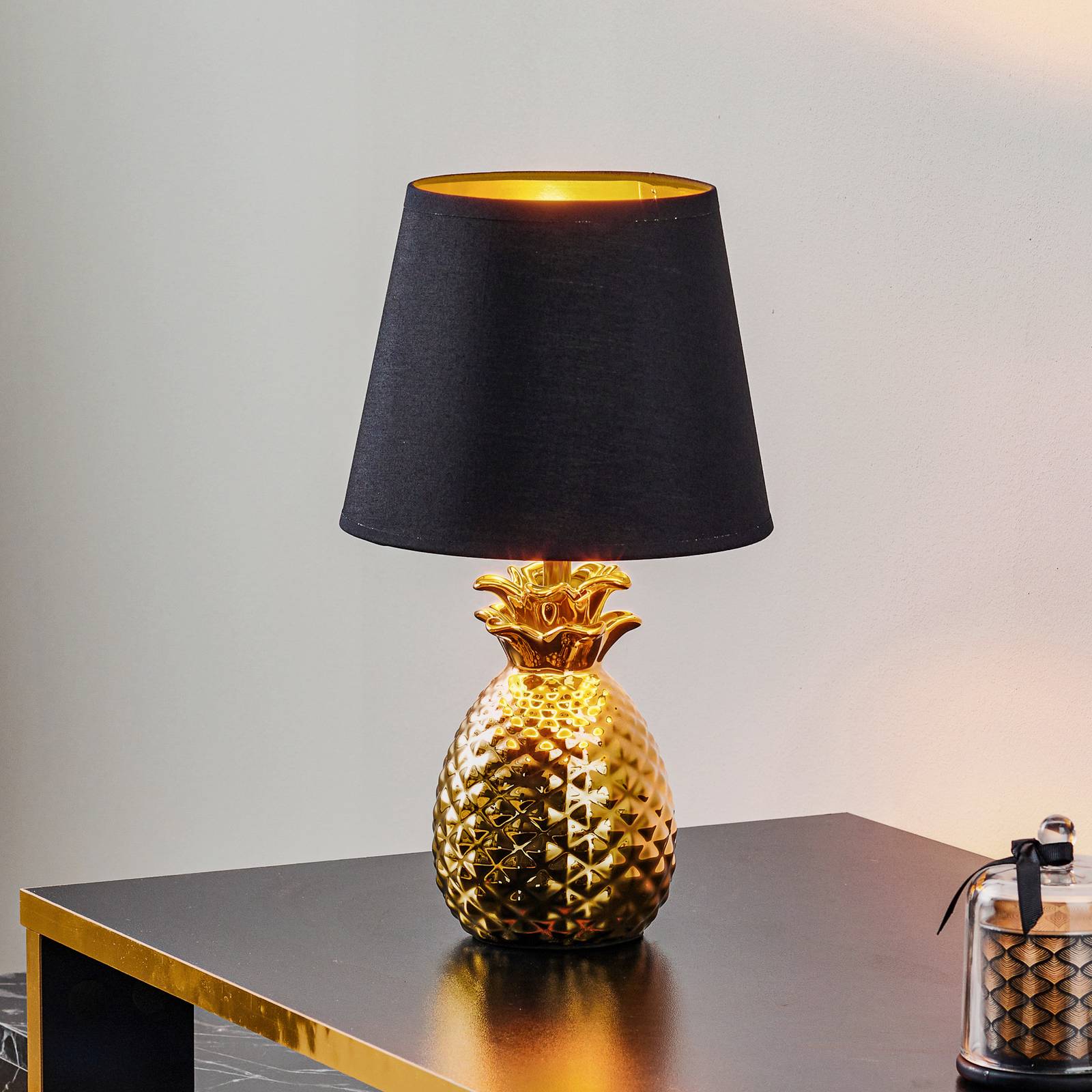 Ståtlig bordslampa i keramik Pineapple, guld-svart