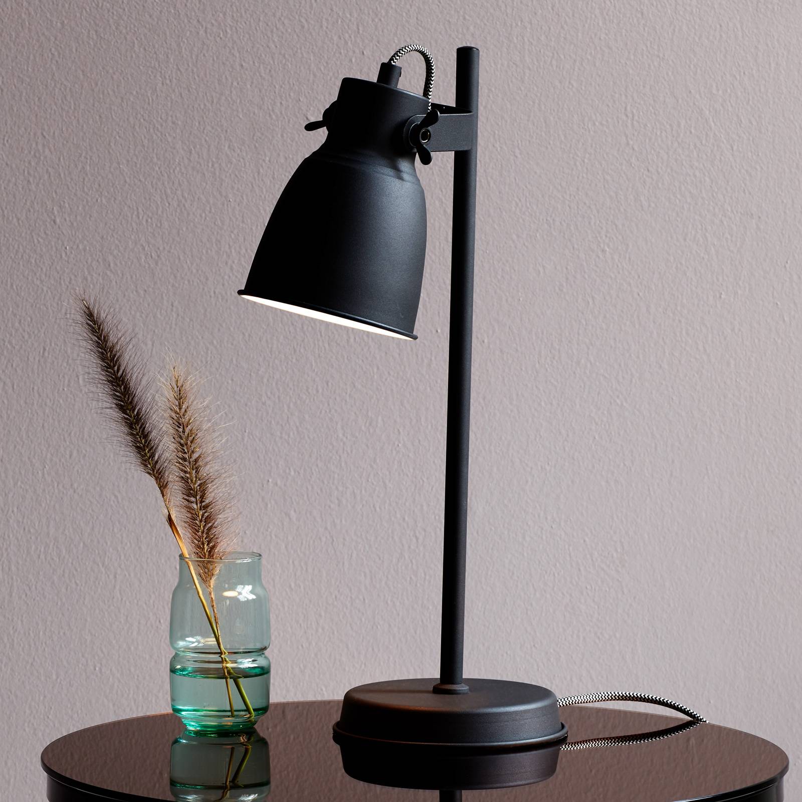 Bordslampa Adrian av metall, svart