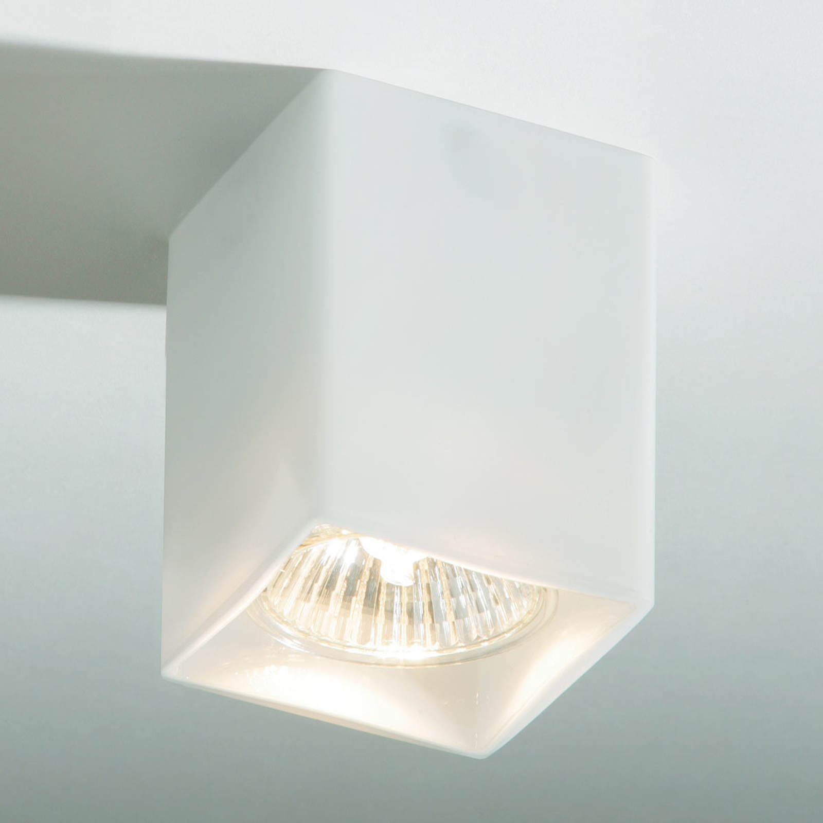 Kantig taklampa QUADRO av vitt glas
