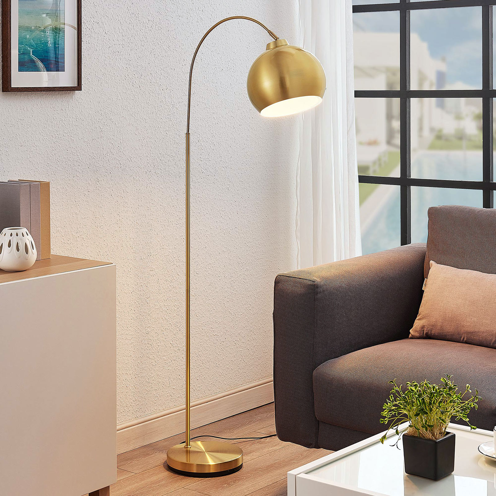Båg-golvlampa Moisia i mässing