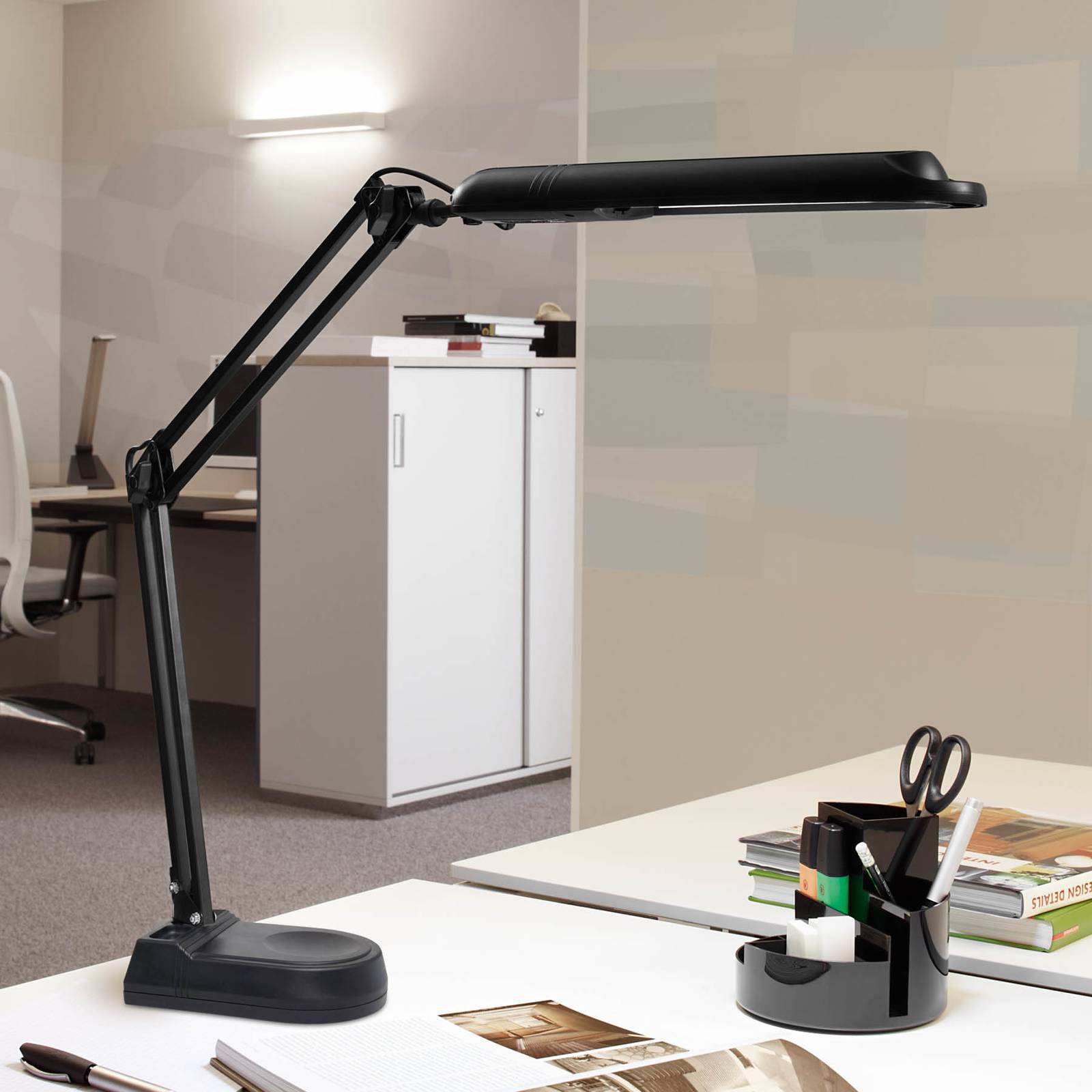 LED-bordslampa Atlantic med fot, svart