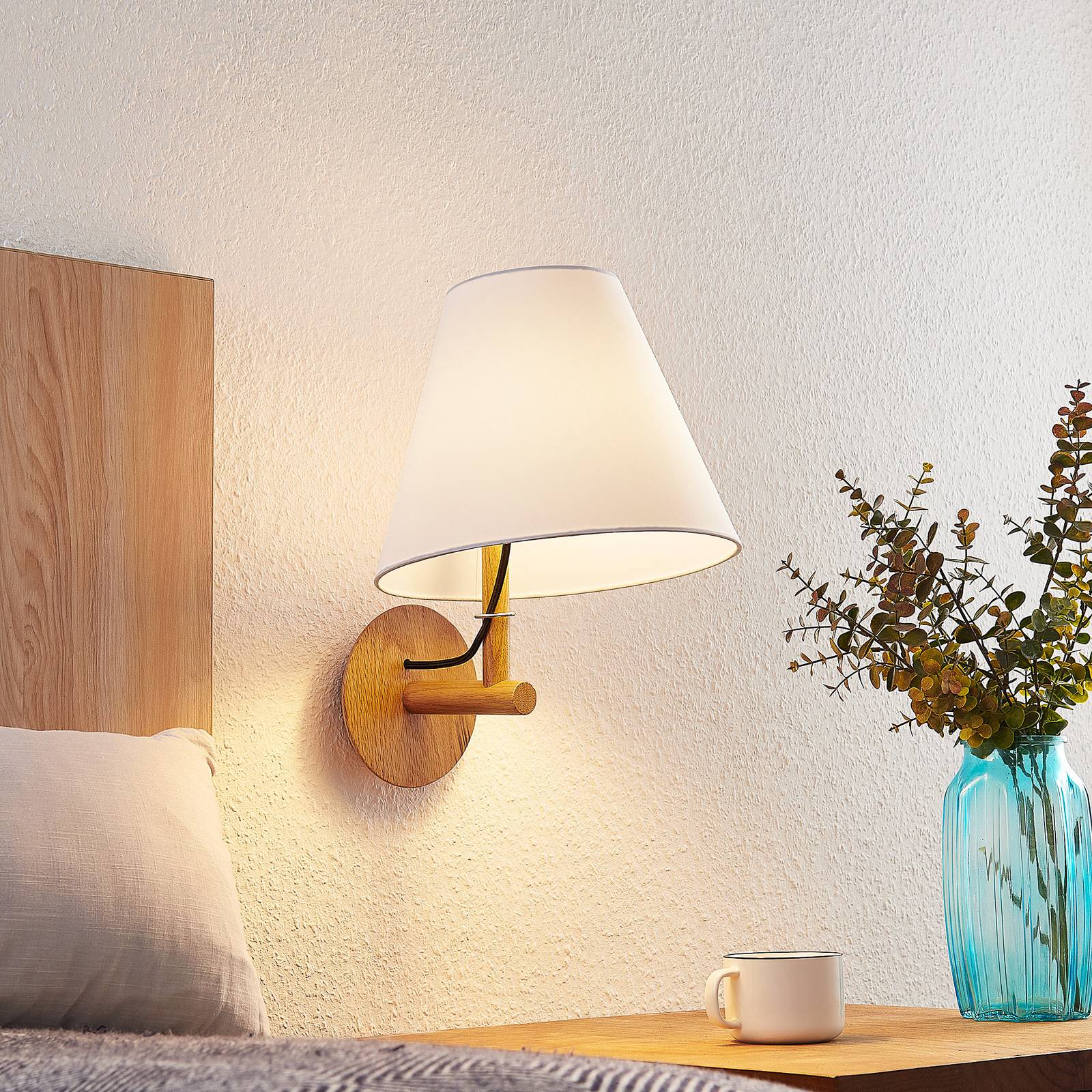 Lucande Jinda vägglampa, trästomme, vitt tyg