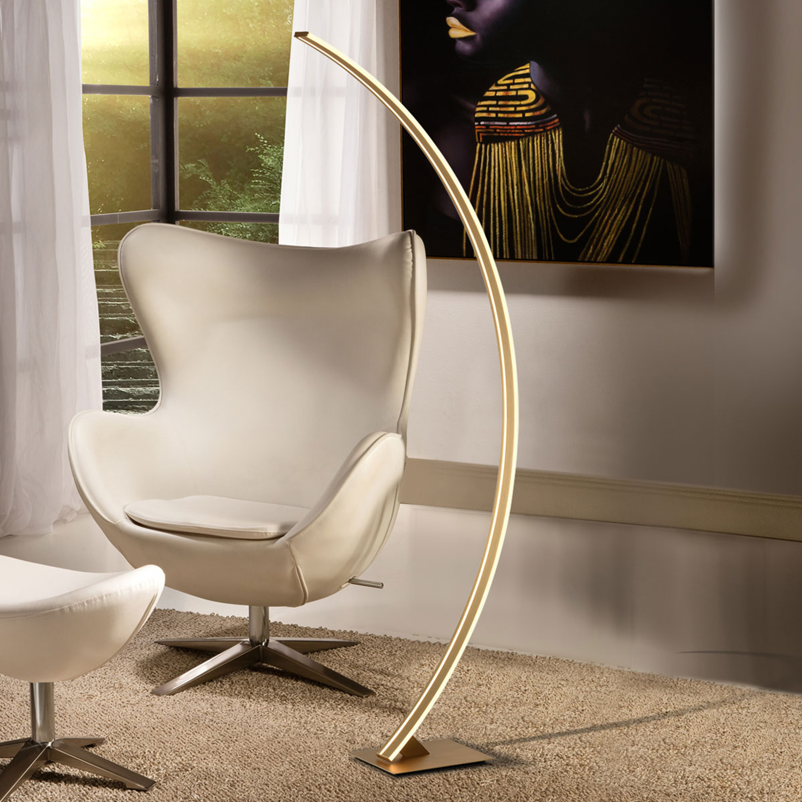 LED-båggolvlampa Arcus med guldfinish