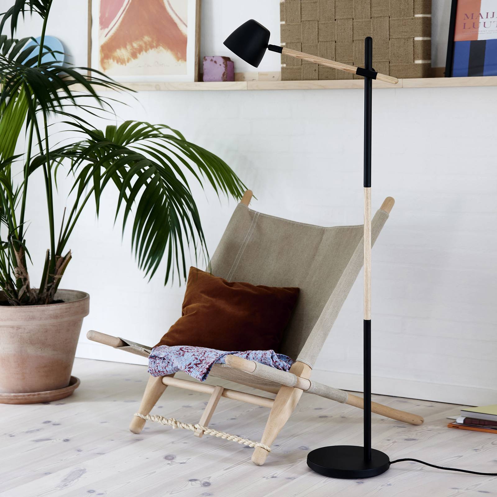Golvlampa Theo, av askträ