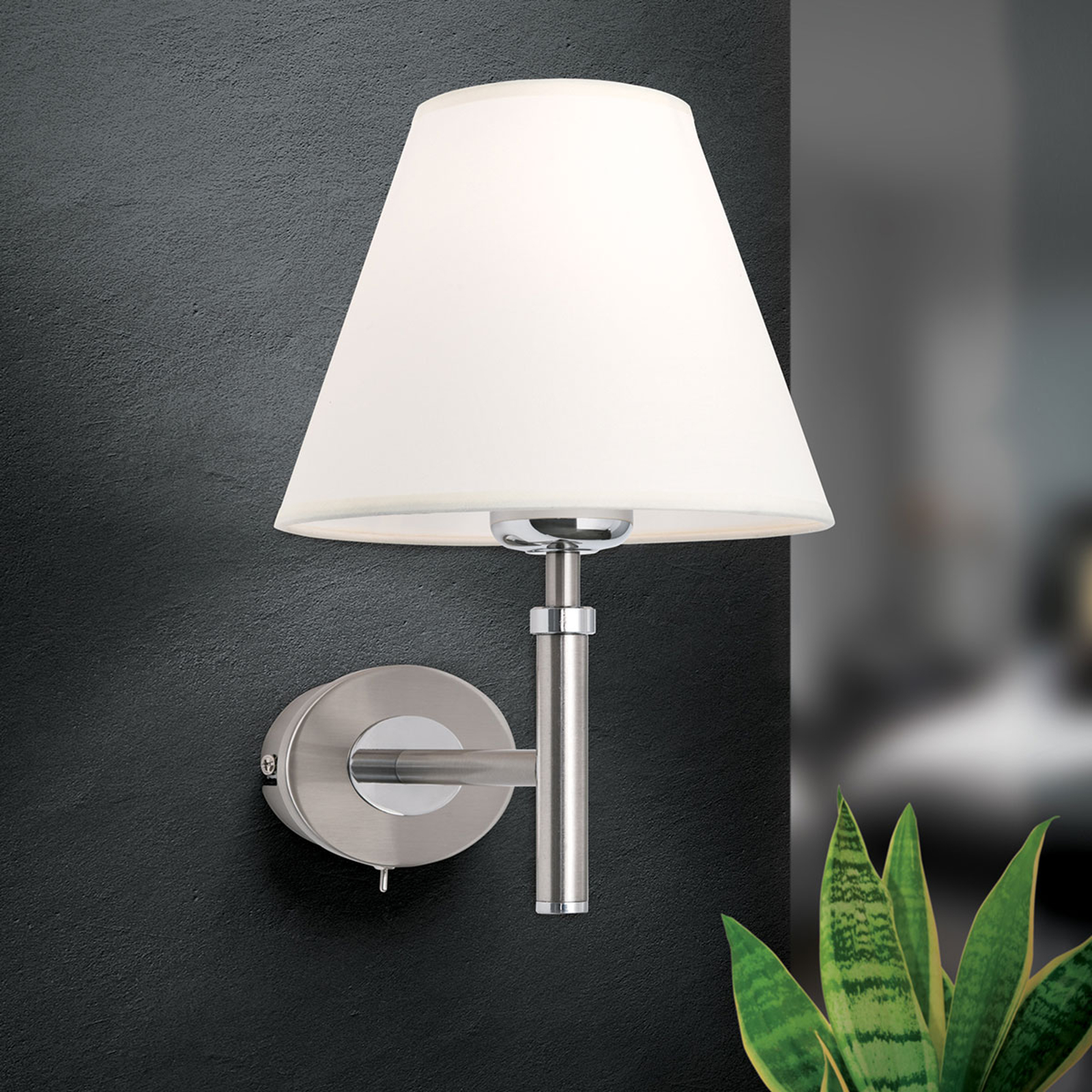 Nickel-vägglampa Lilly med tygskärm
