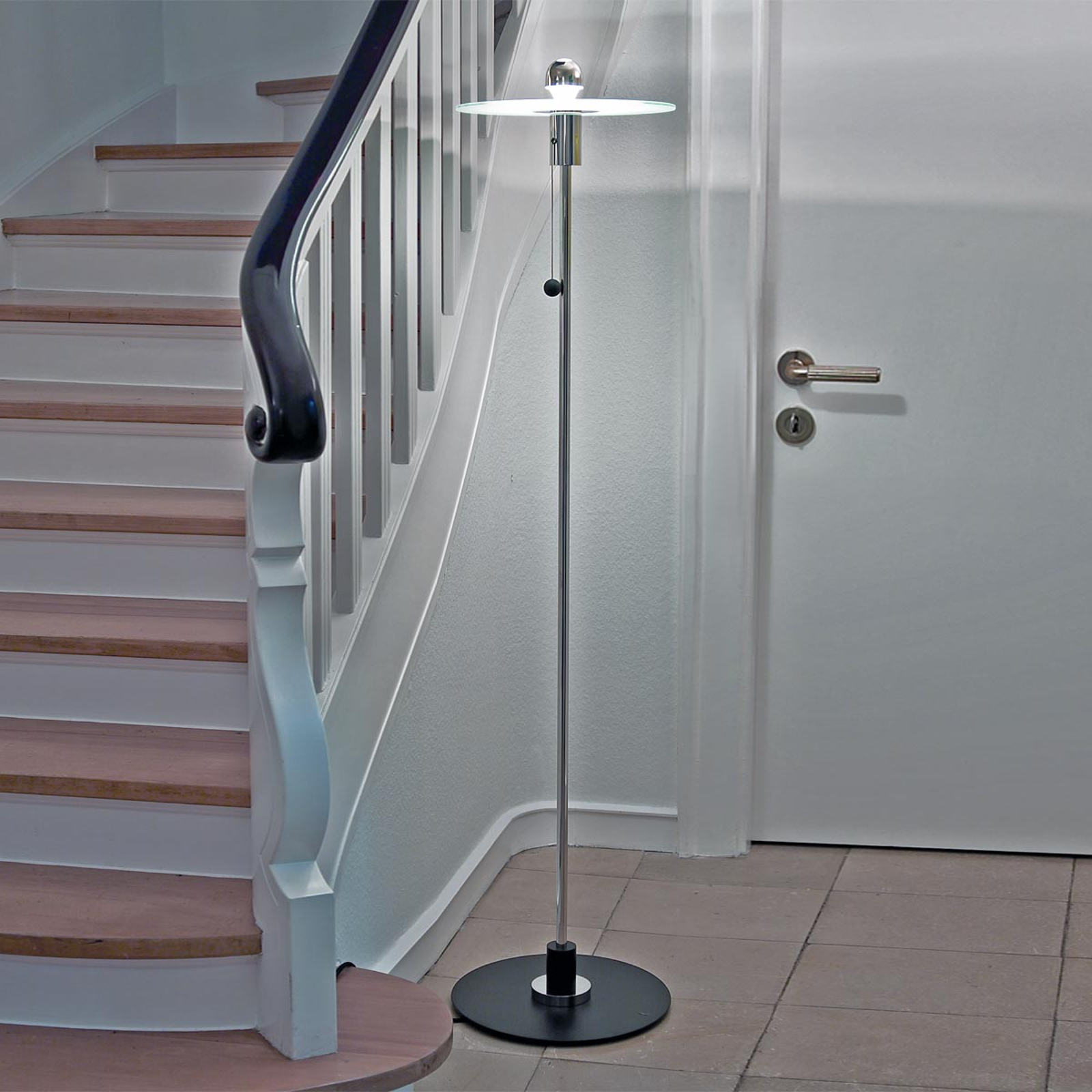 Originaltrogen Bauhaus-golvlampa av Gyula Pap