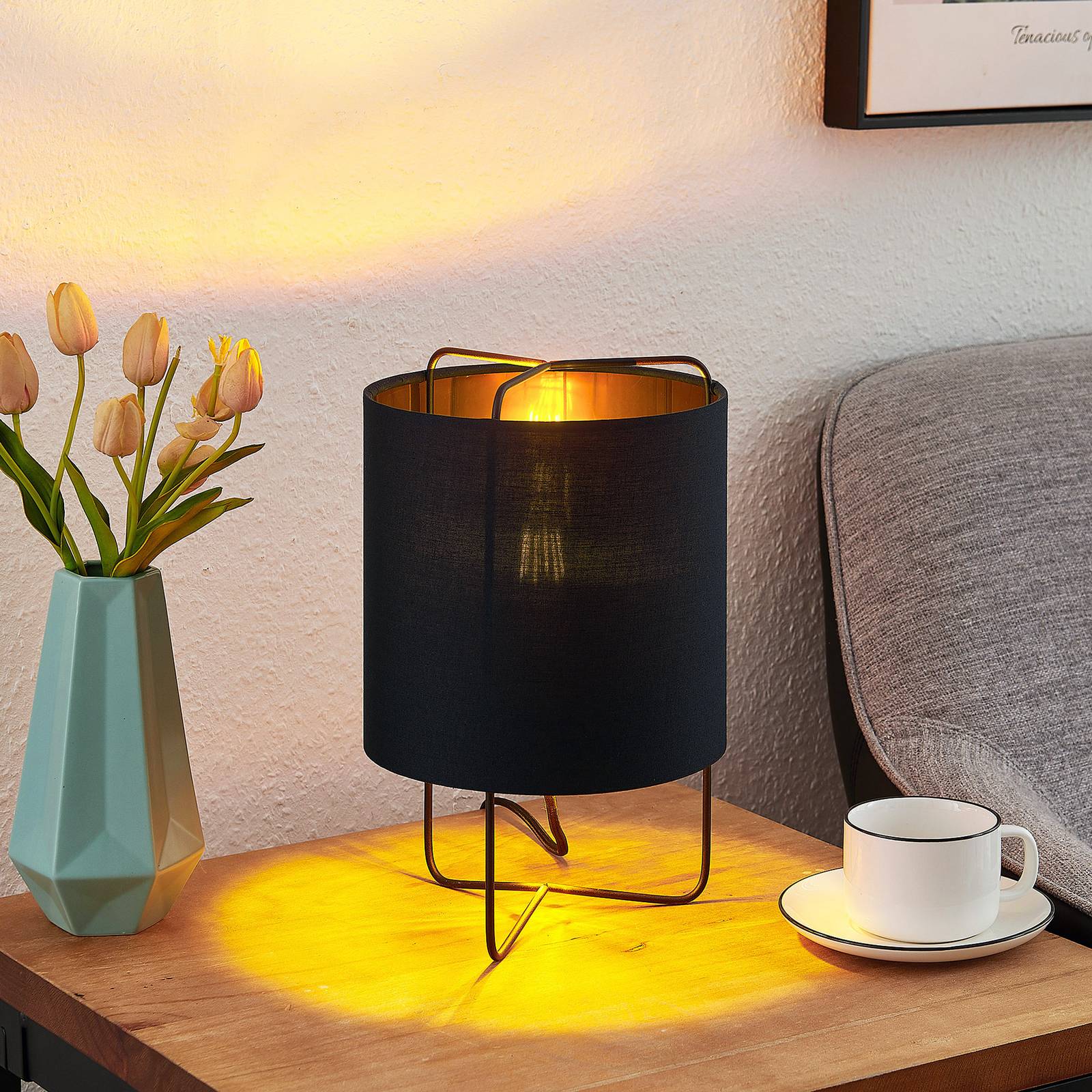 Lindby Kesta bordslampa, svart-guld, 32 cm