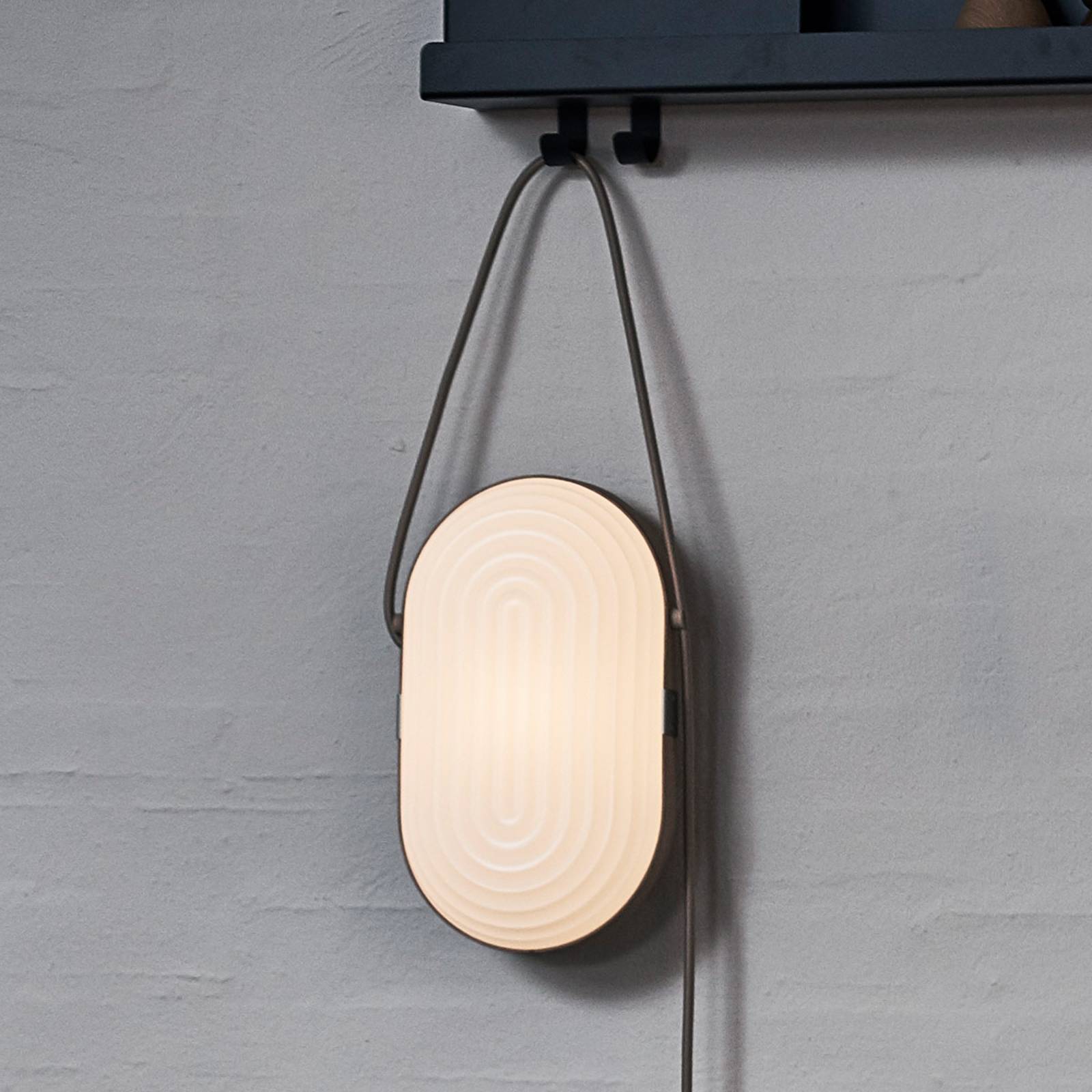LE KLINT Arc LED-vägglampa vit ek ljus