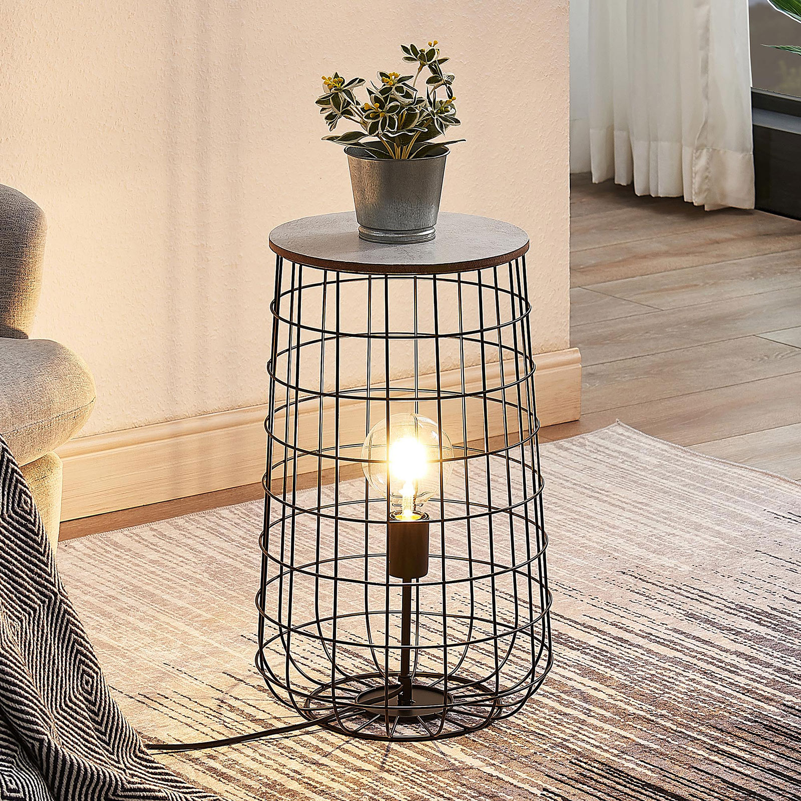 Lindby Winnie korgbordslampa med träplatta