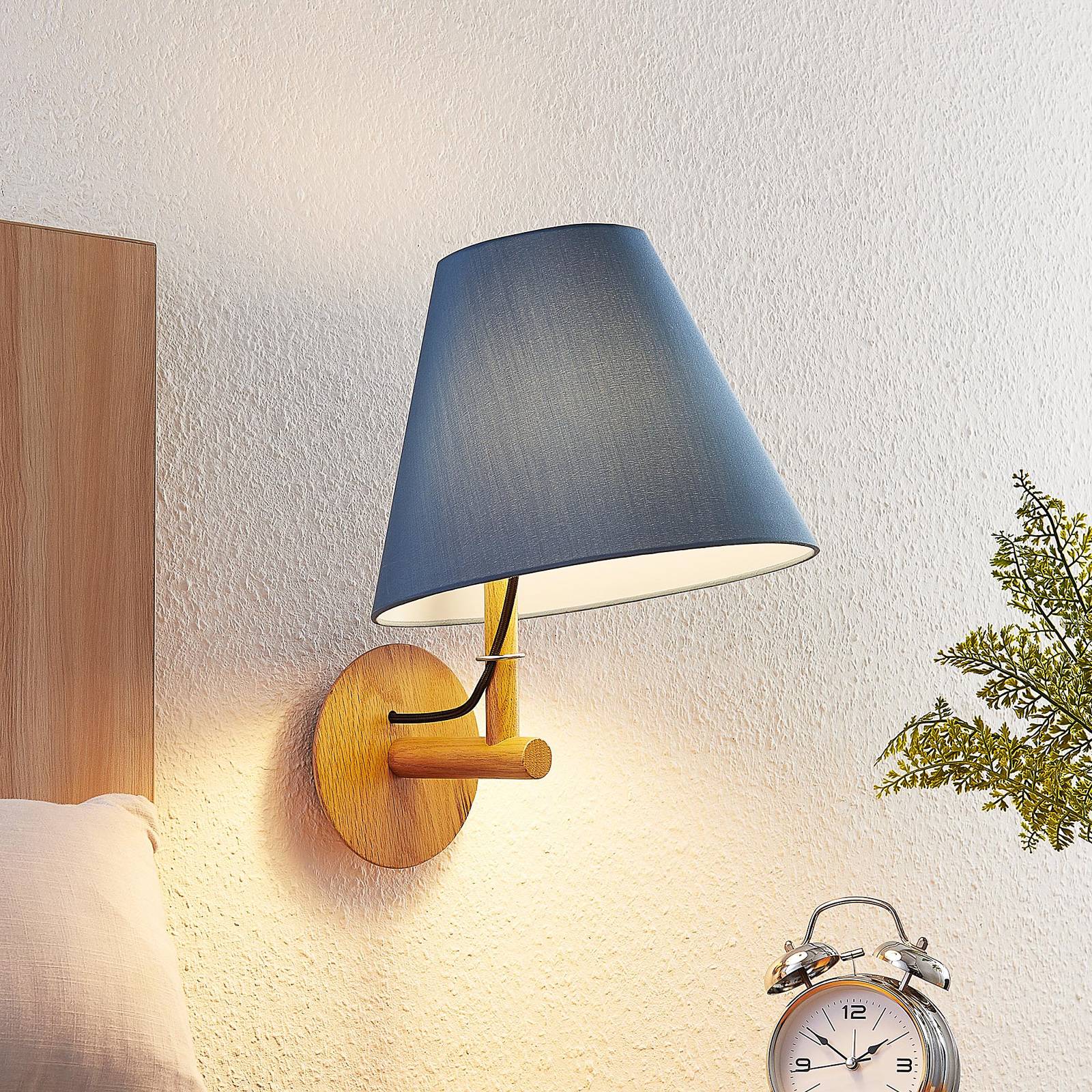 Lucande Jinda vägglampa, trästomme, blått tyg