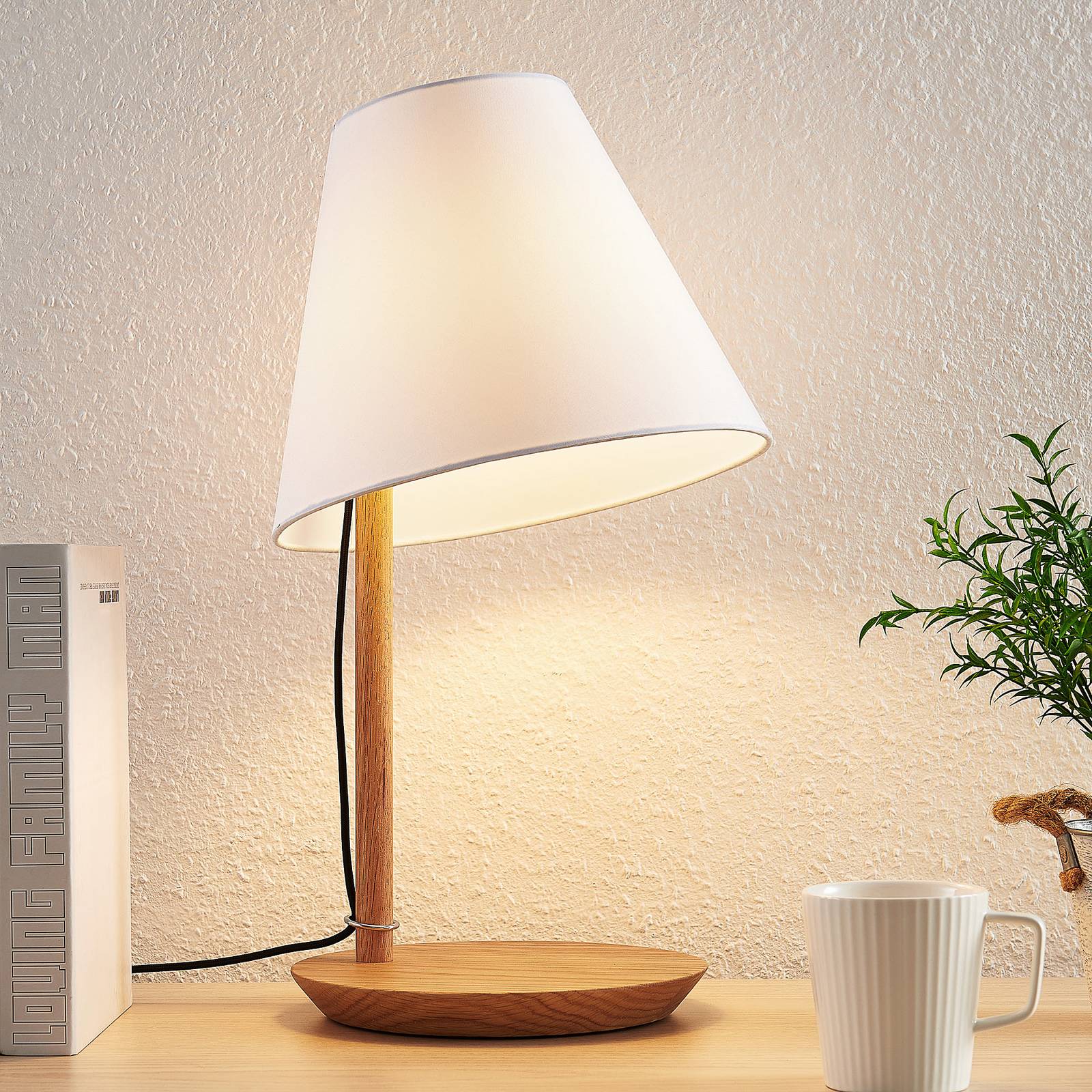 Lucande Jinda bordslampa, trästomme, vitt tyg