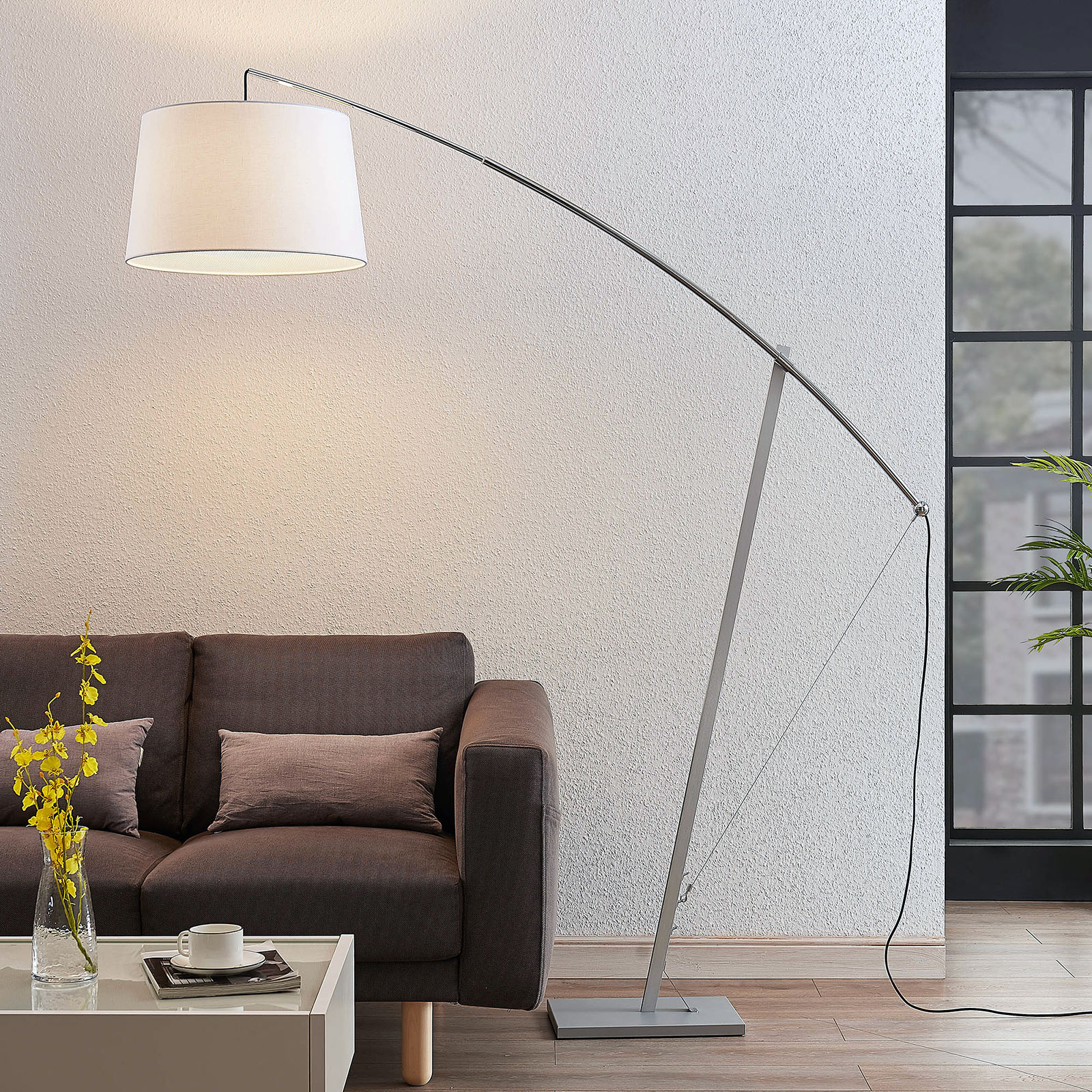 Båggolvlampa Nevika, vit textilskärm