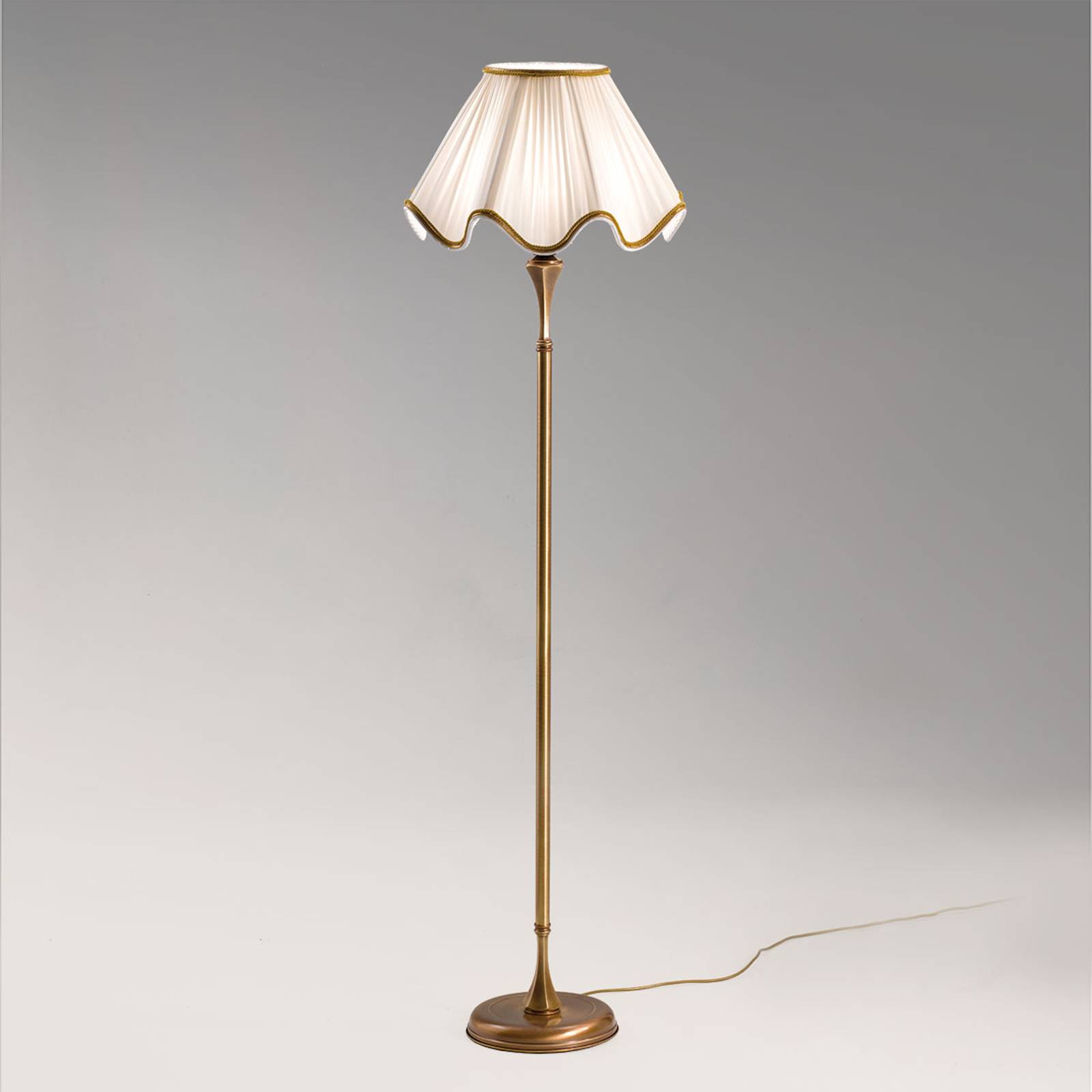 Golvlampa Belle Epoque i vitt och antikmässing