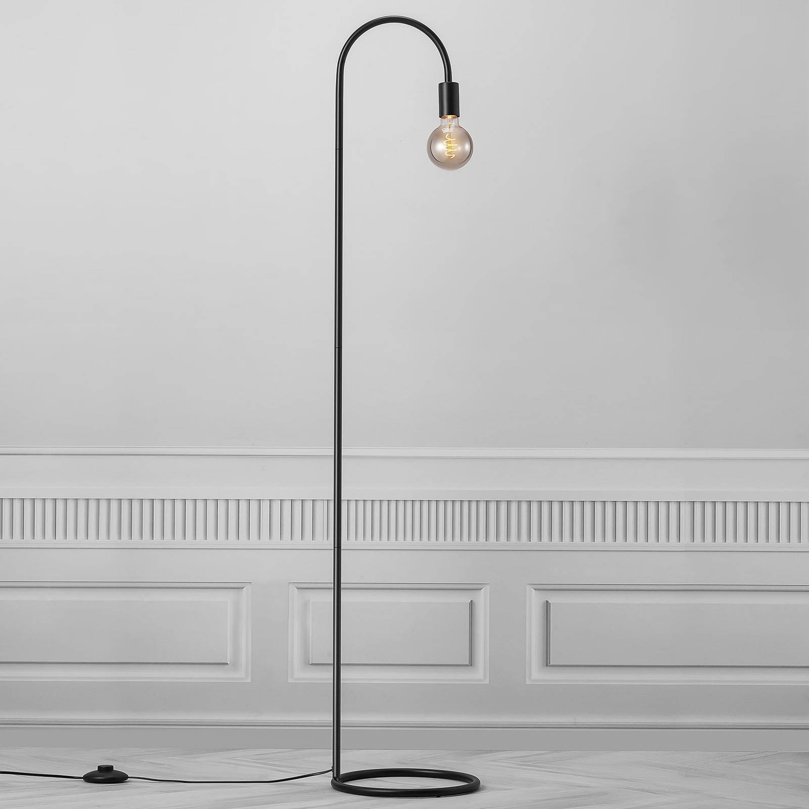 Golvlampa Paco i minimalistisk stil