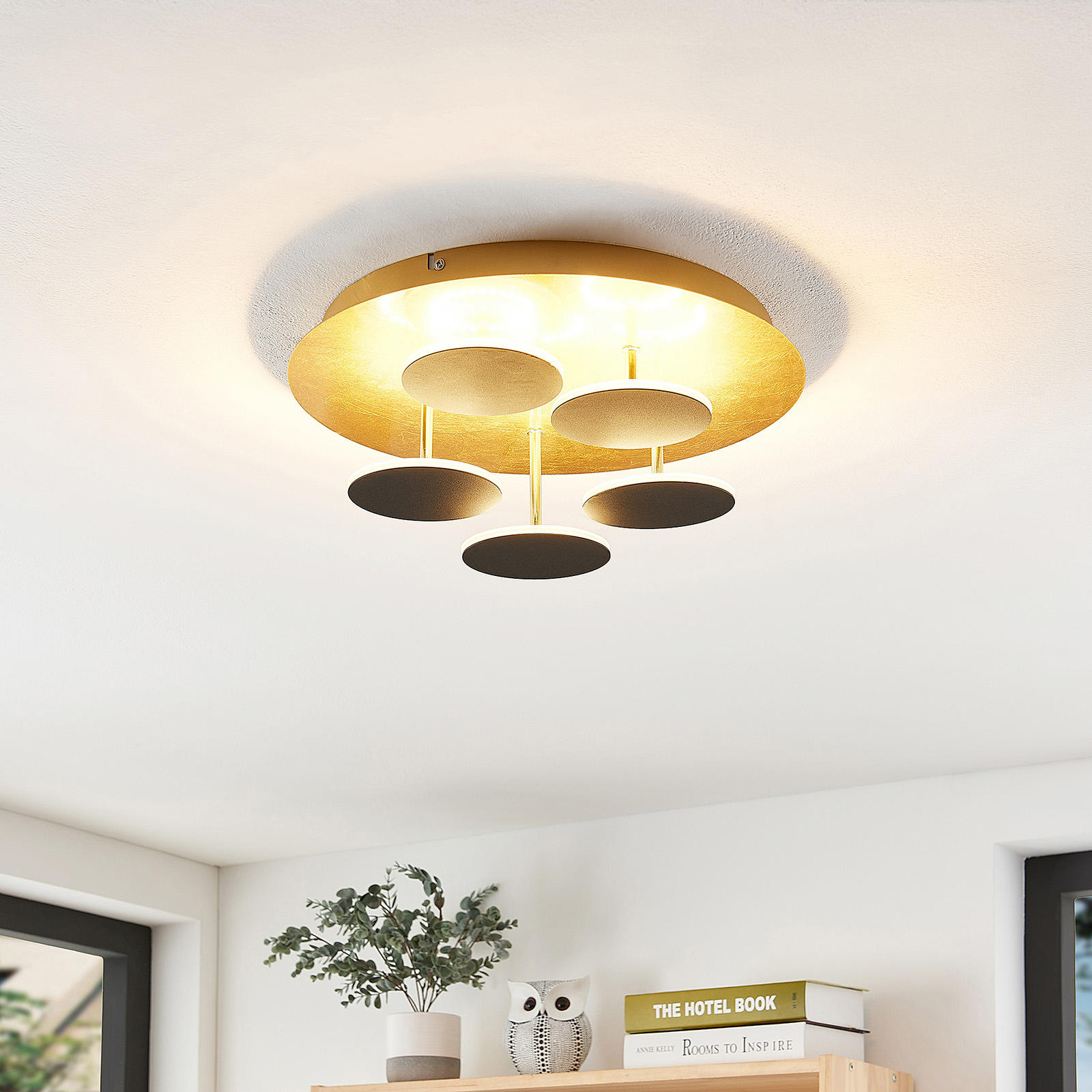 Lindby Casni LED-taklampa, svartguld