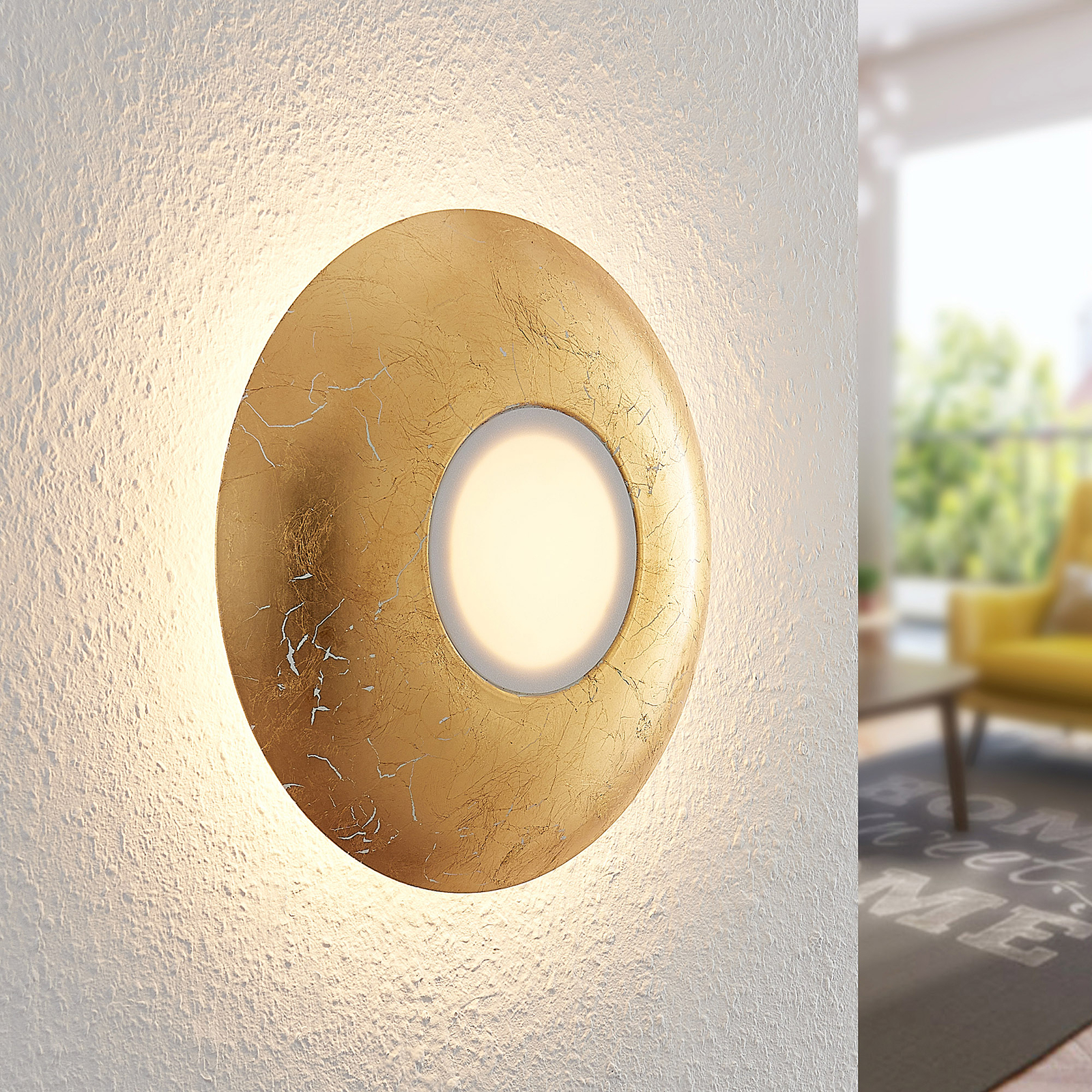 Lindby Illuma LED-vägglampa, mjölkglas, guld