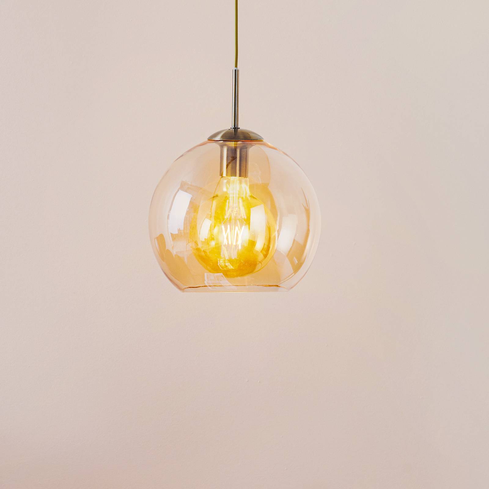 Hänglampa Balls med bärnstensfärgad glaskula 25cm