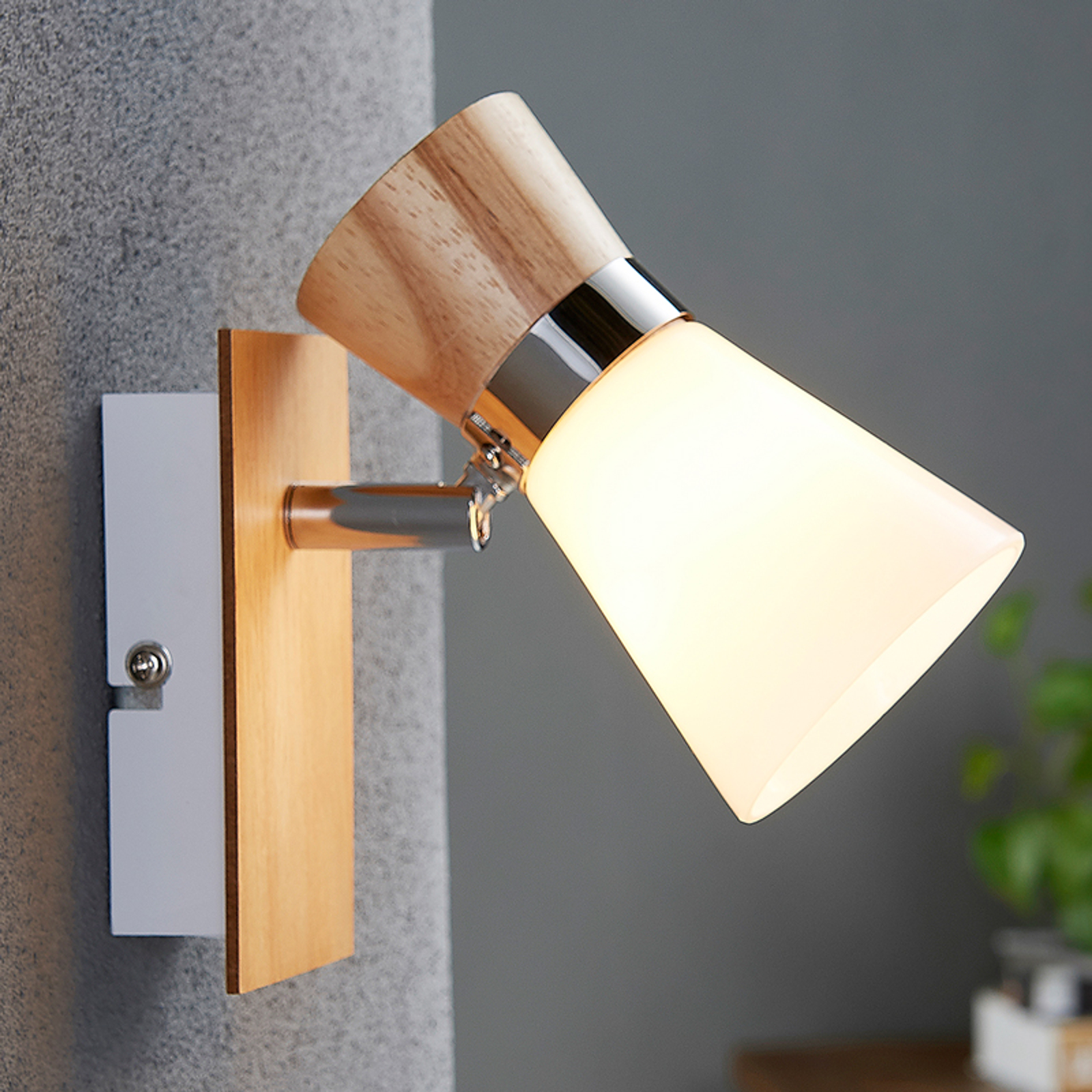 Attraktiv spotlight av trä Vivica med glasskärm