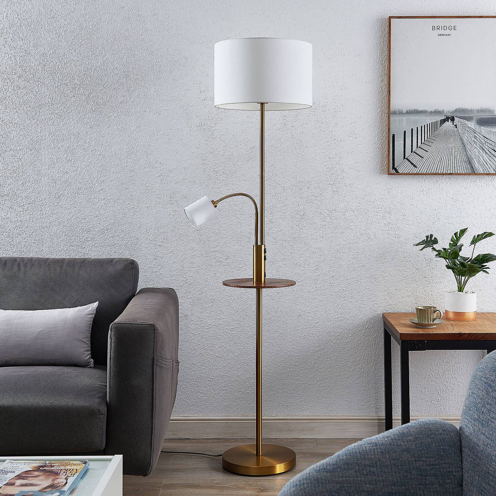 Lindby Aovan golvlampa med hylla och USB, brons