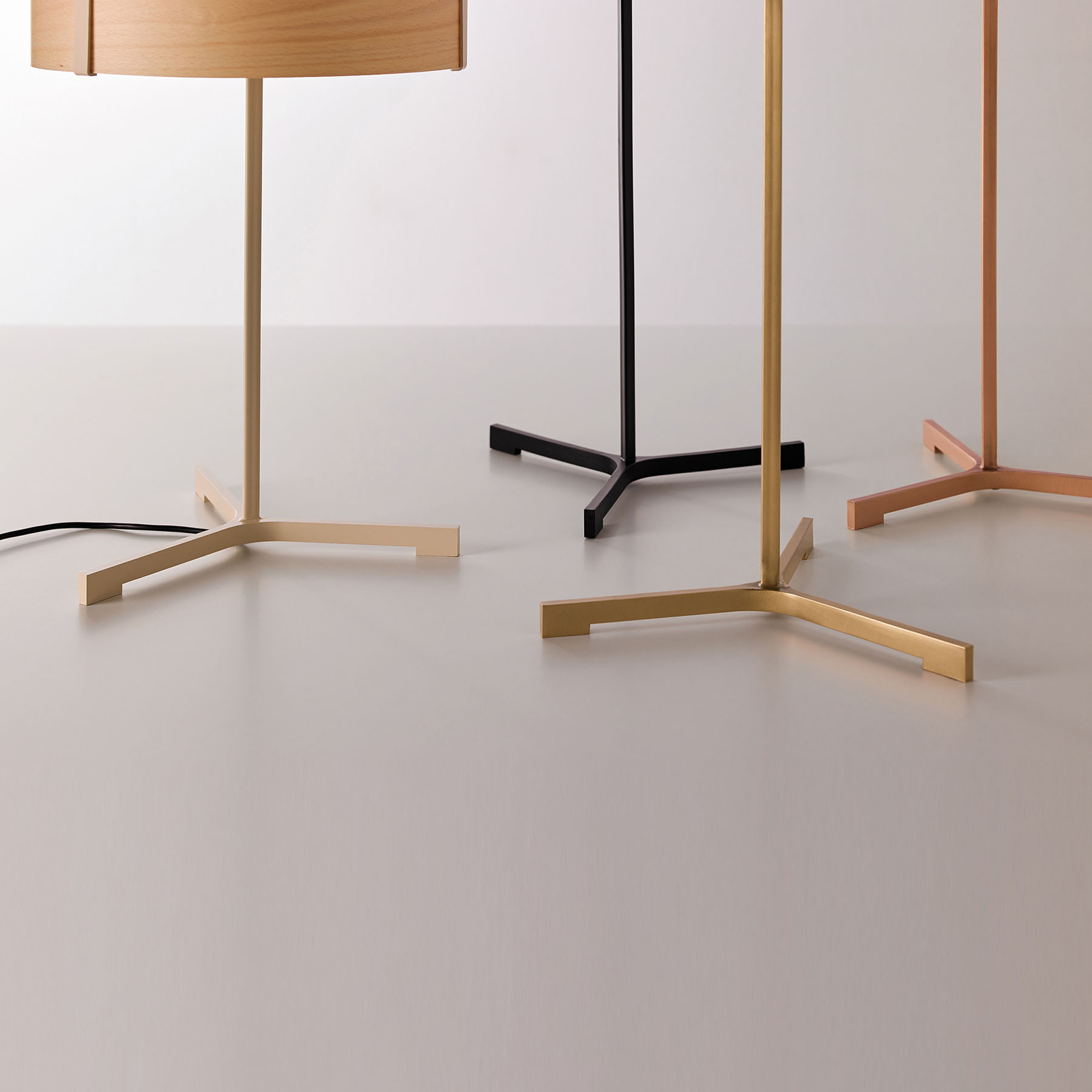 LZF Thesis LED-bordslampa elfenben/bok natur