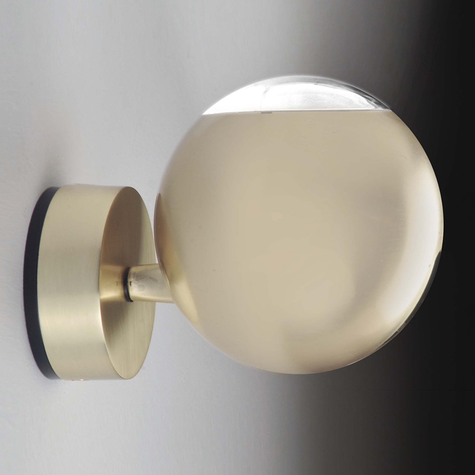 Milan Bo-La vägglampa, runt fäste, guld