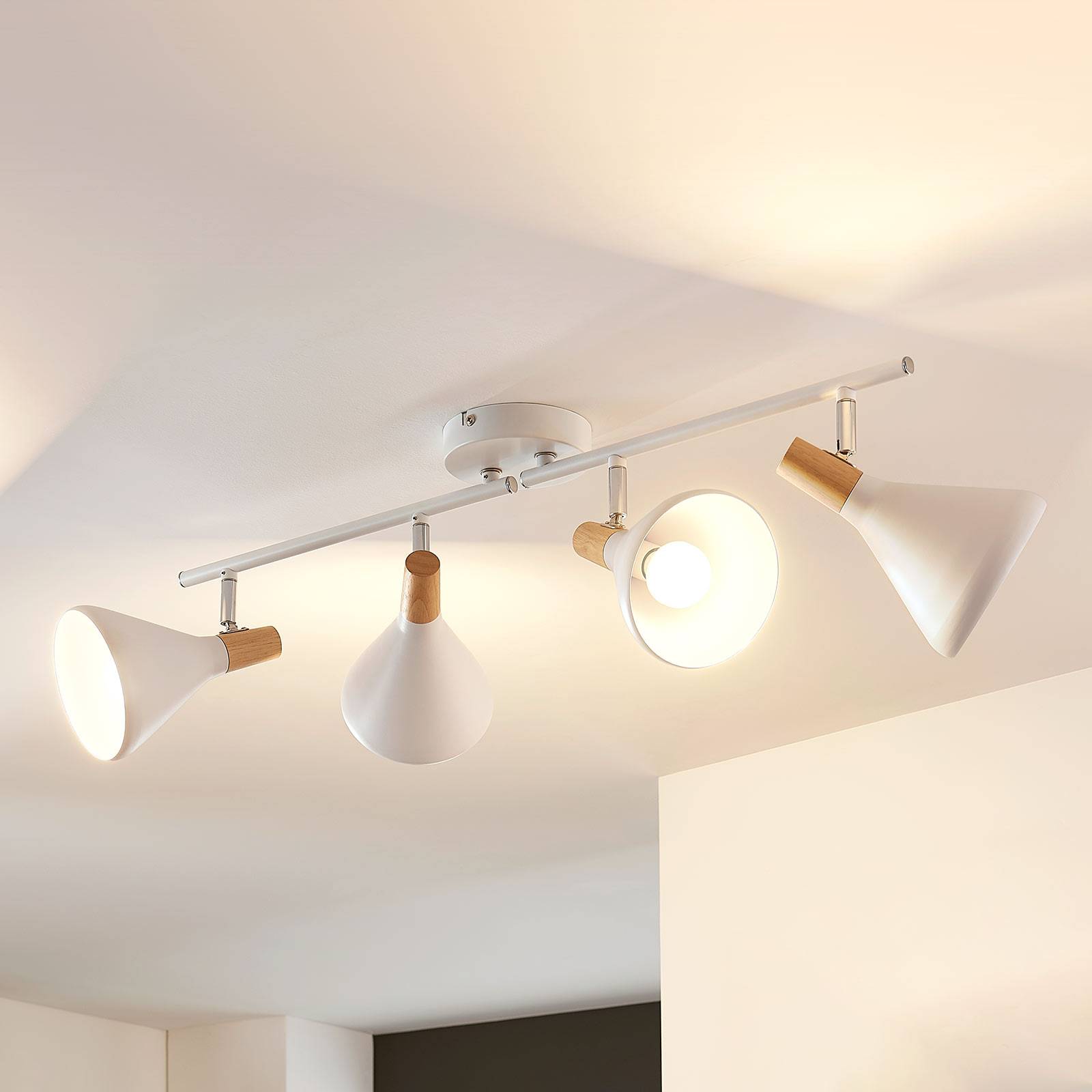 LED-taklampa Arina i trä med 4 ljuskällor