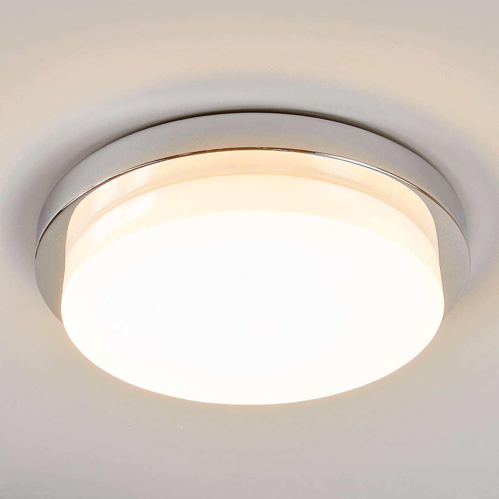 Kromglänsande LED-taklampa Cordula, IP44