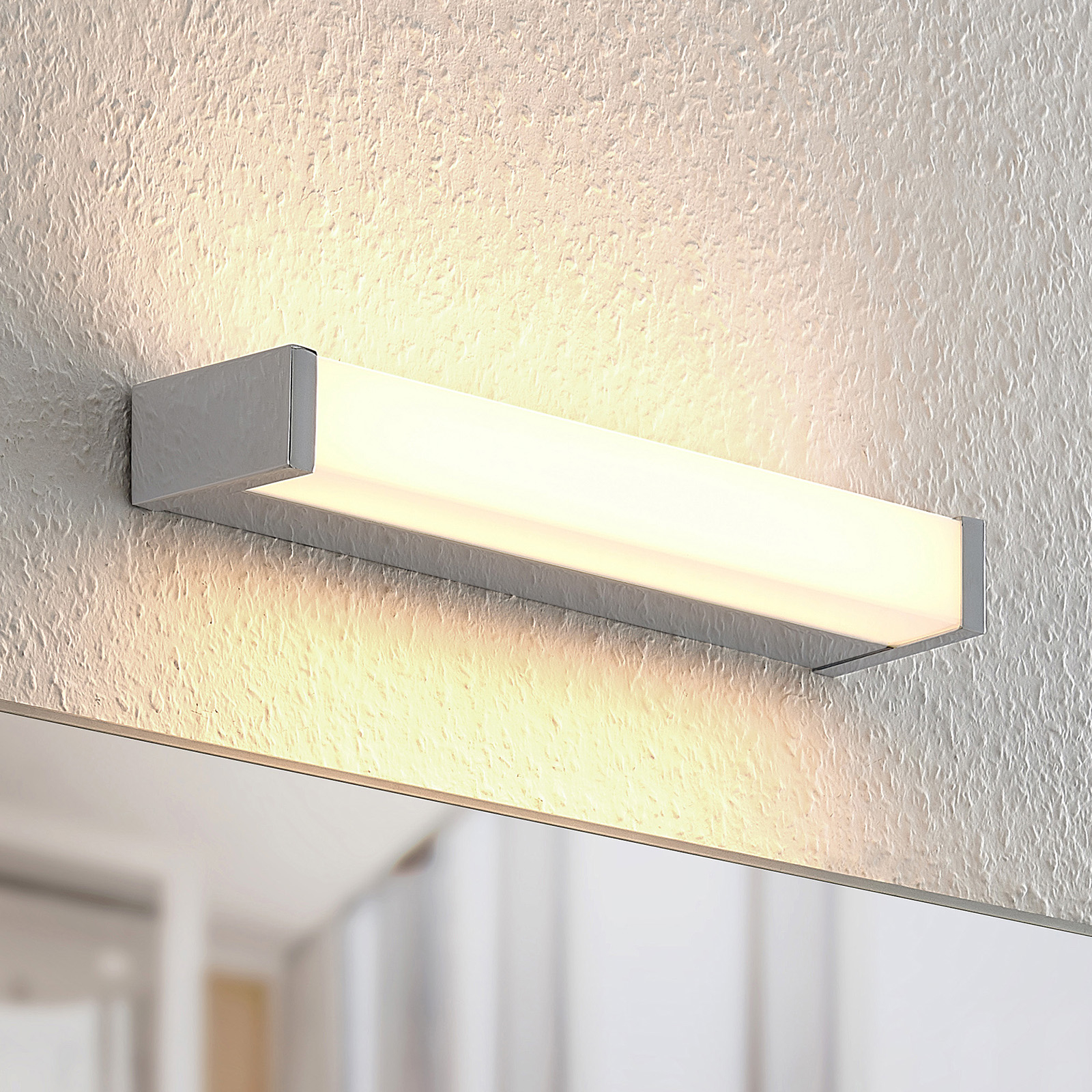 Lindby Kluna LED-spegellampa, 30 cm
