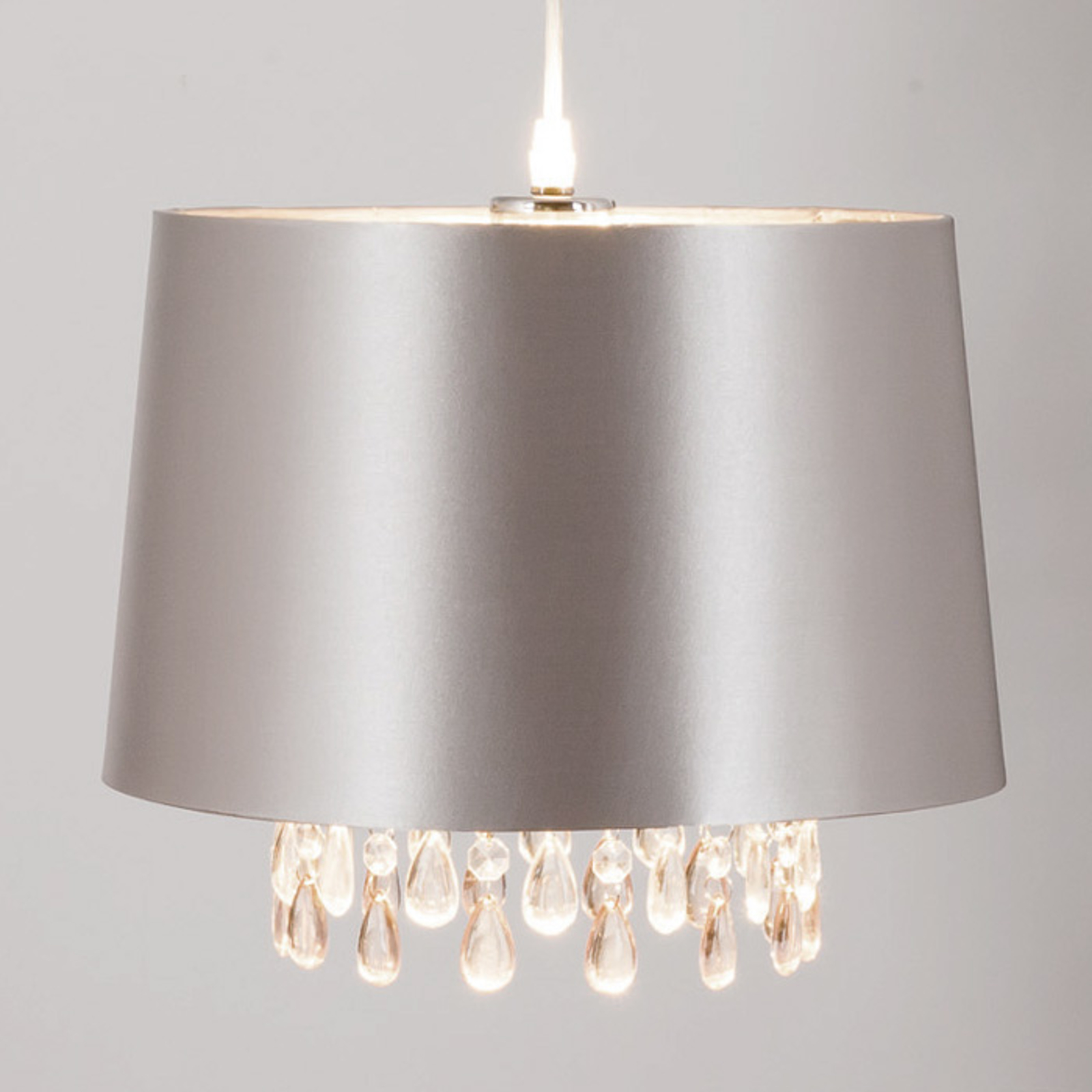 Silverfärgad taklampa Peardrop, akryldroppar