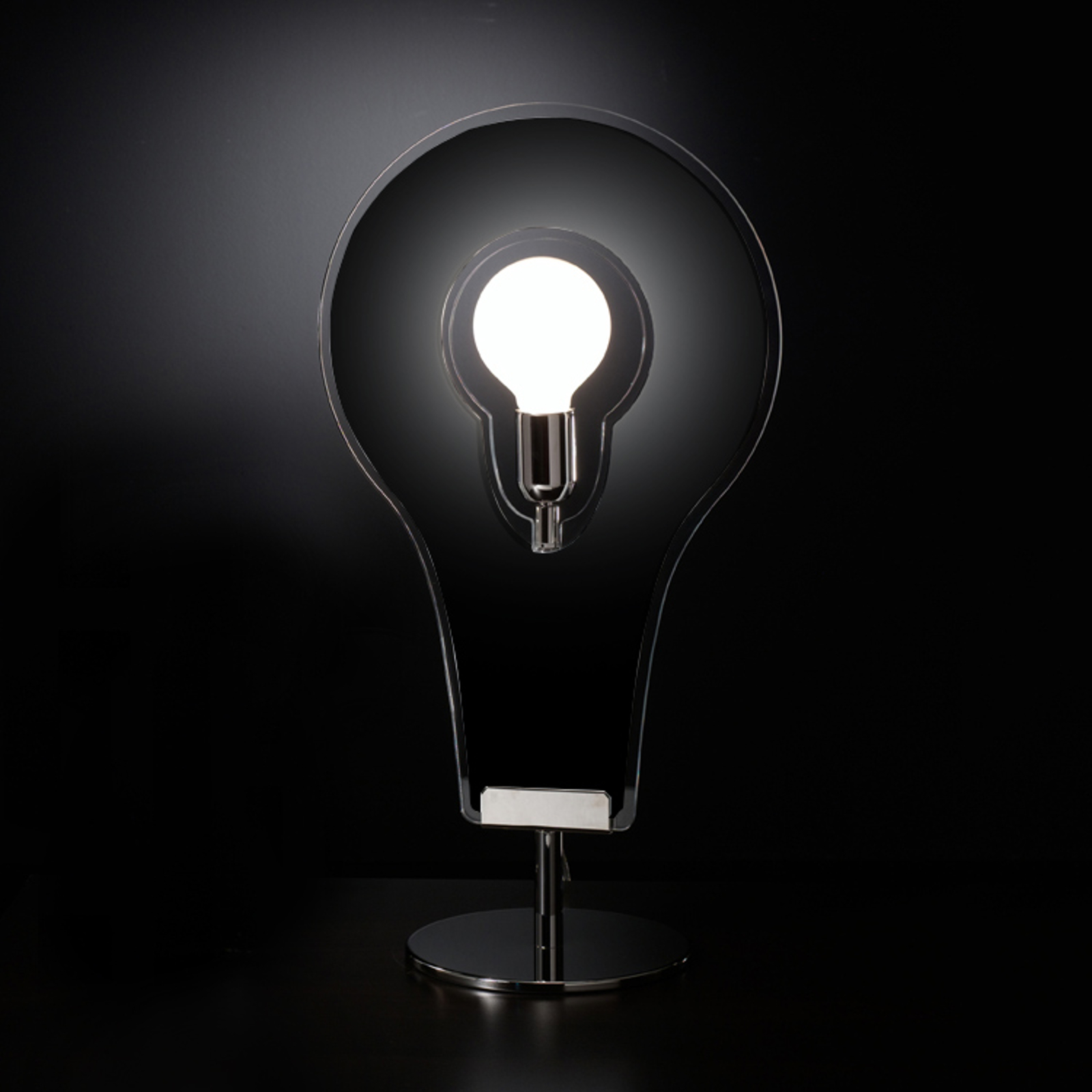 Svart, tilltalande bordslampa Flat 60