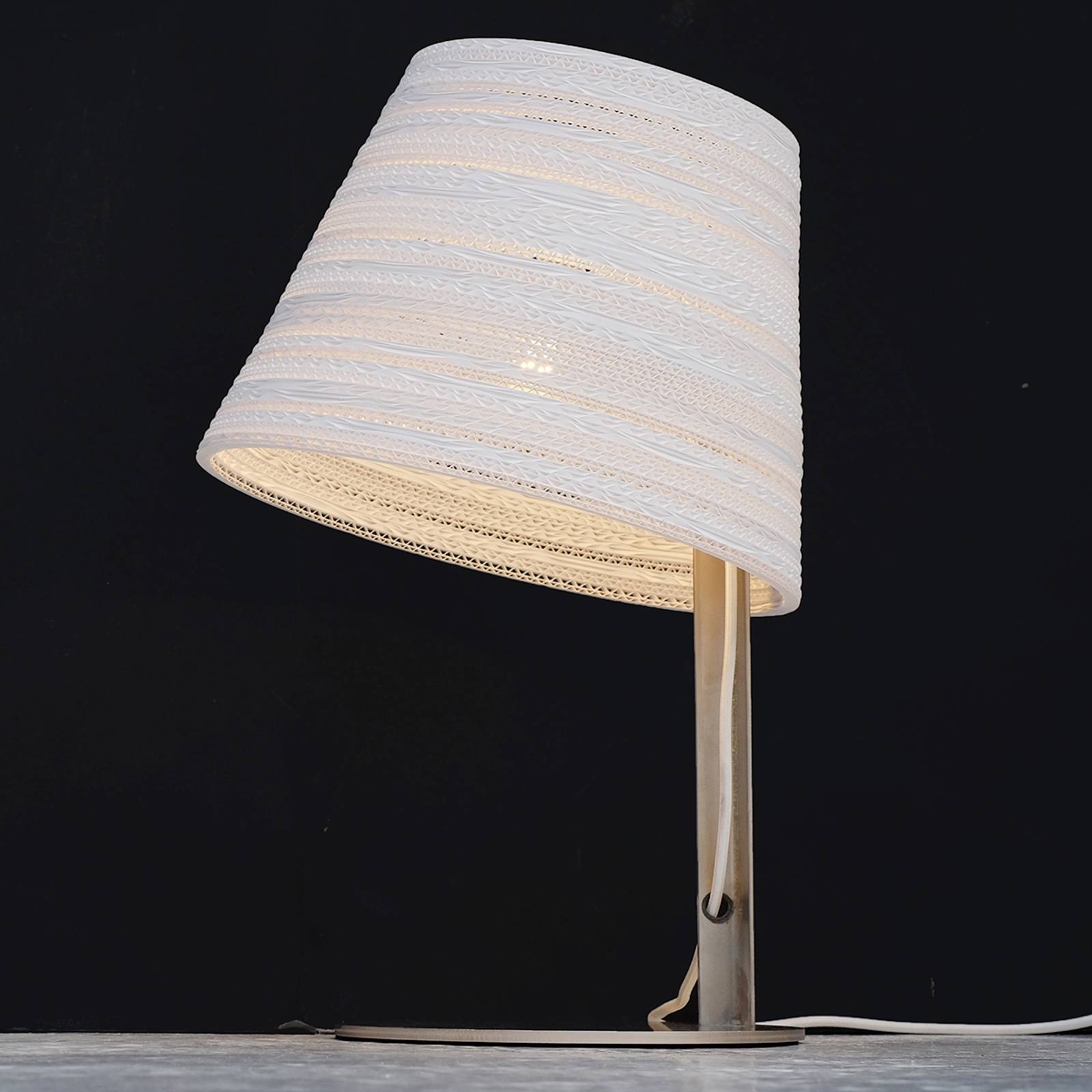 Bordslampa Tilt bearbetad i kartong