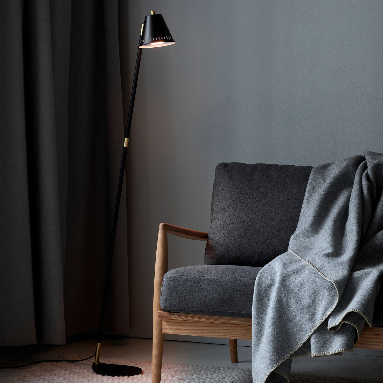 Golvlampa Pine, svart