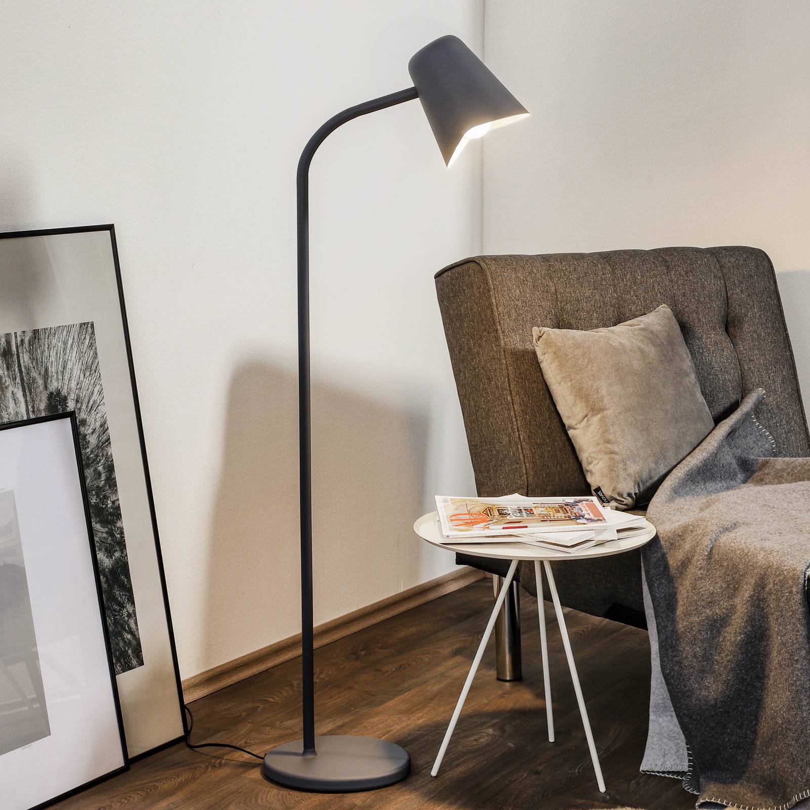 Grå designergolvlampa Me
