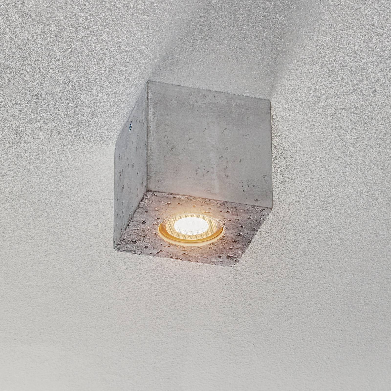 Taklampa Ara som kuber av betong
