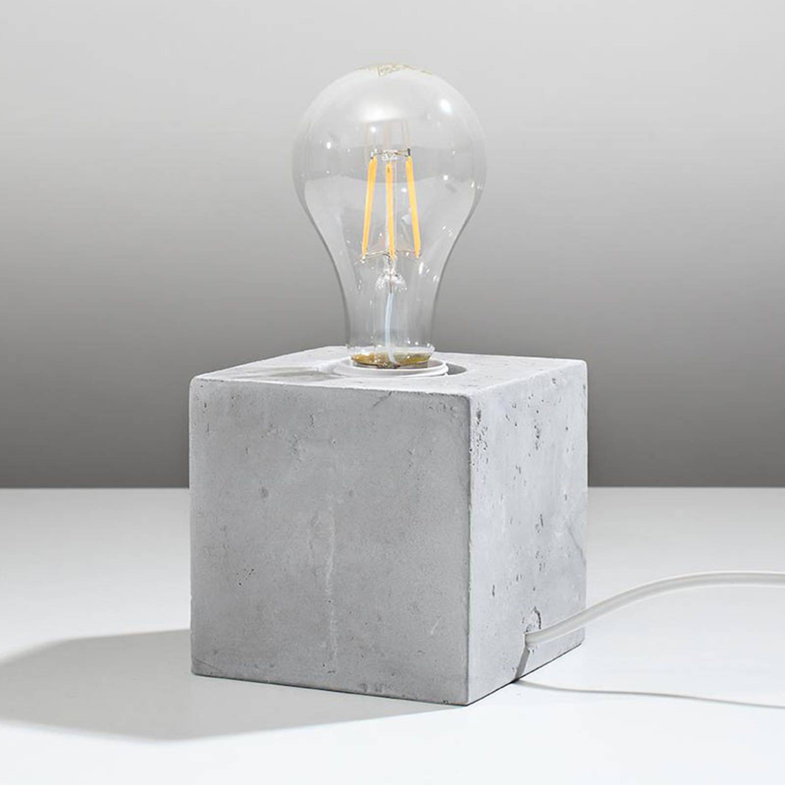 Bordslampa Akira av betong i kubform