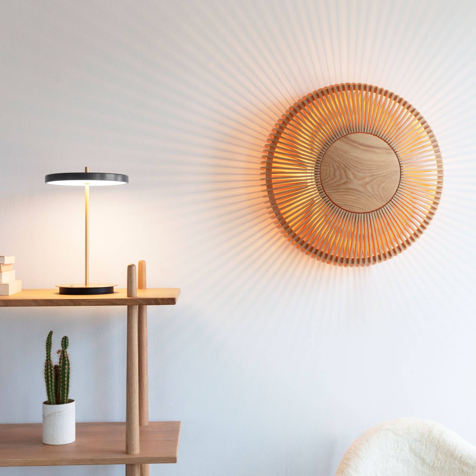 UMAGE Clava up vägglampa Ø 35 cm trä ljust
